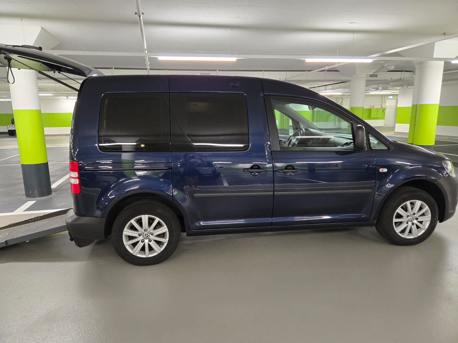 VW Behindertengerecht-Rampe / 4-Sitze & ein Rollstuhlfahrer/in