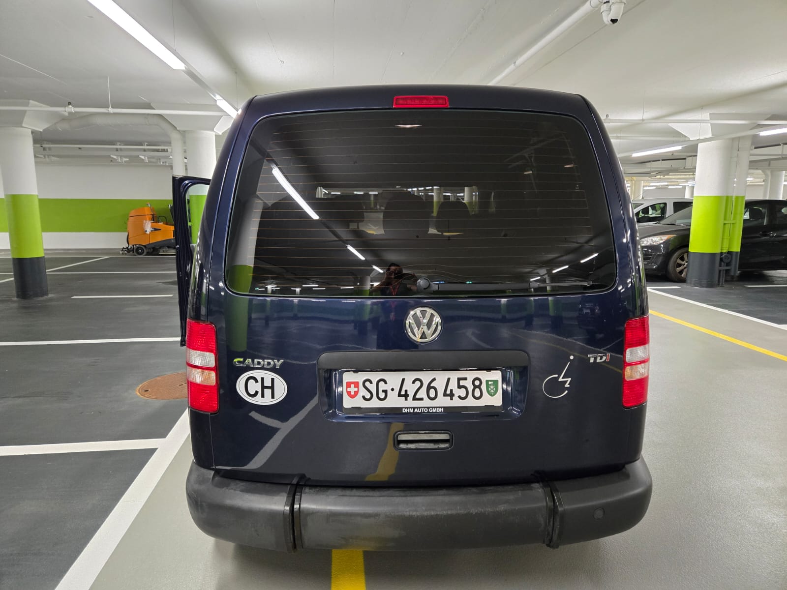 VW Behindertengerecht-Rampe / 4-Sitze & ein Rollstuhlfahrer/in-image-3