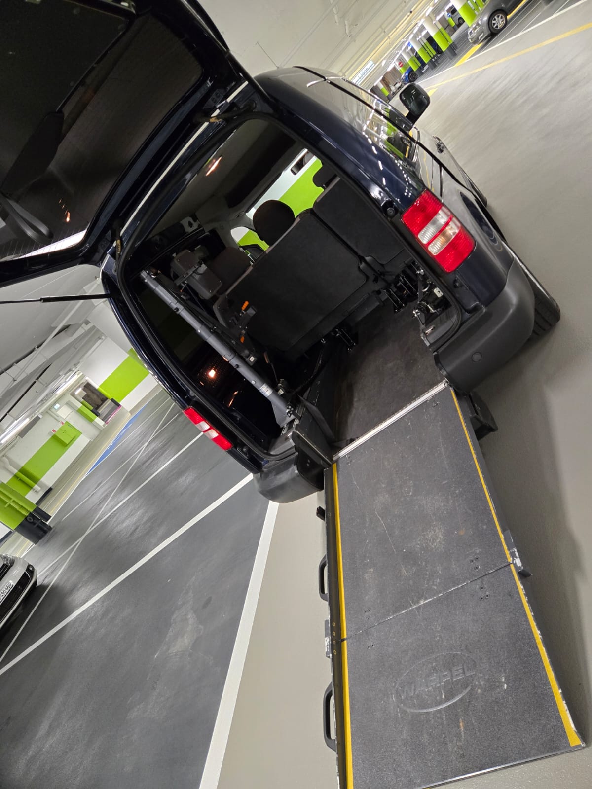 VW Behindertengerecht-Rampe / 4-Sitze & ein Rollstuhlfahrer/in-image-8