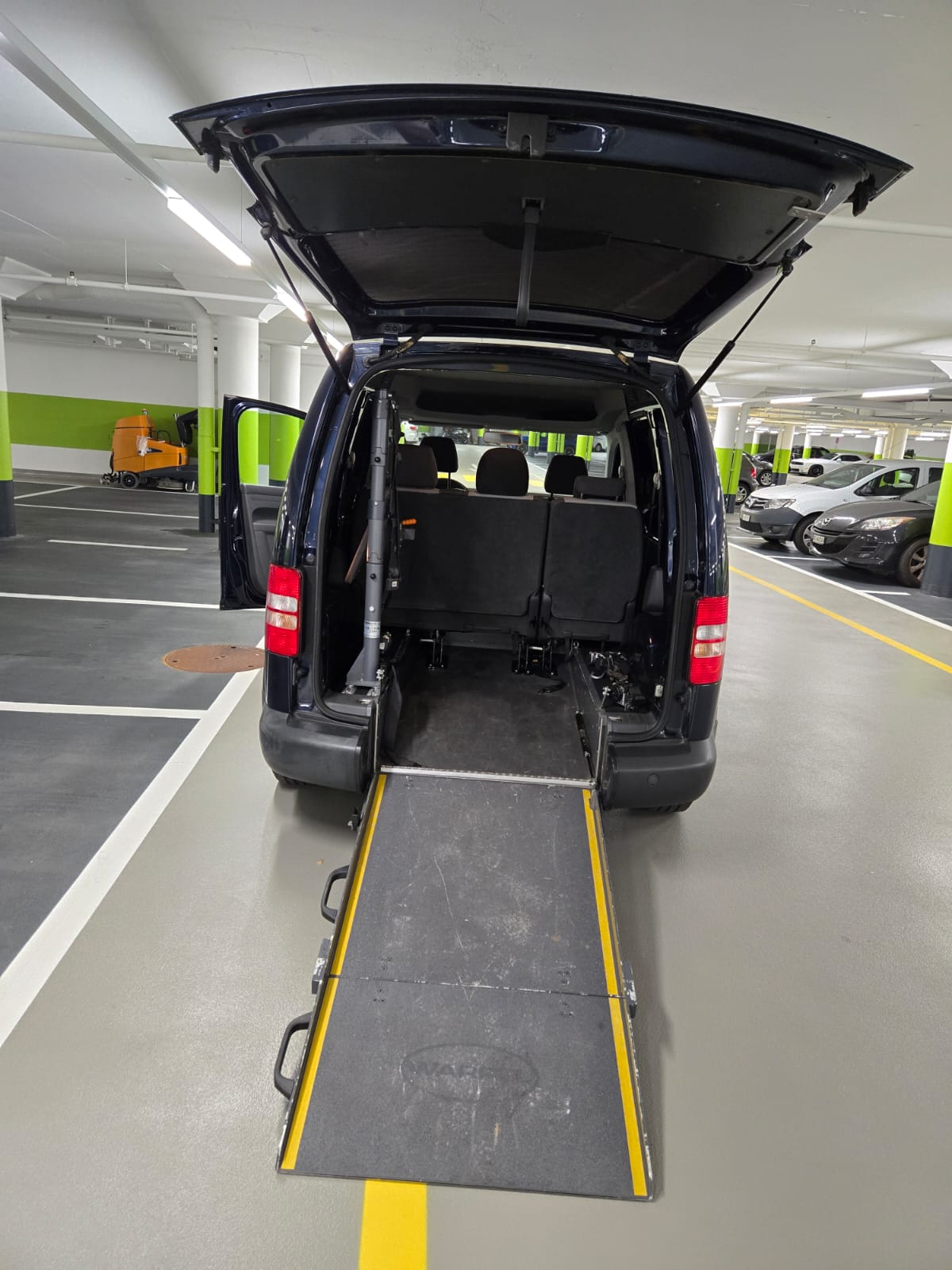 VW Behindertengerecht-Rampe / 4-Sitze & ein Rollstuhlfahrer/in-image-9