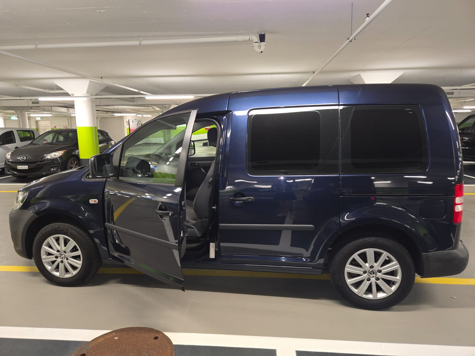 VW Behindertengerecht-Rampe / 4-Sitze & ein Rollstuhlfahrer/in-image-2