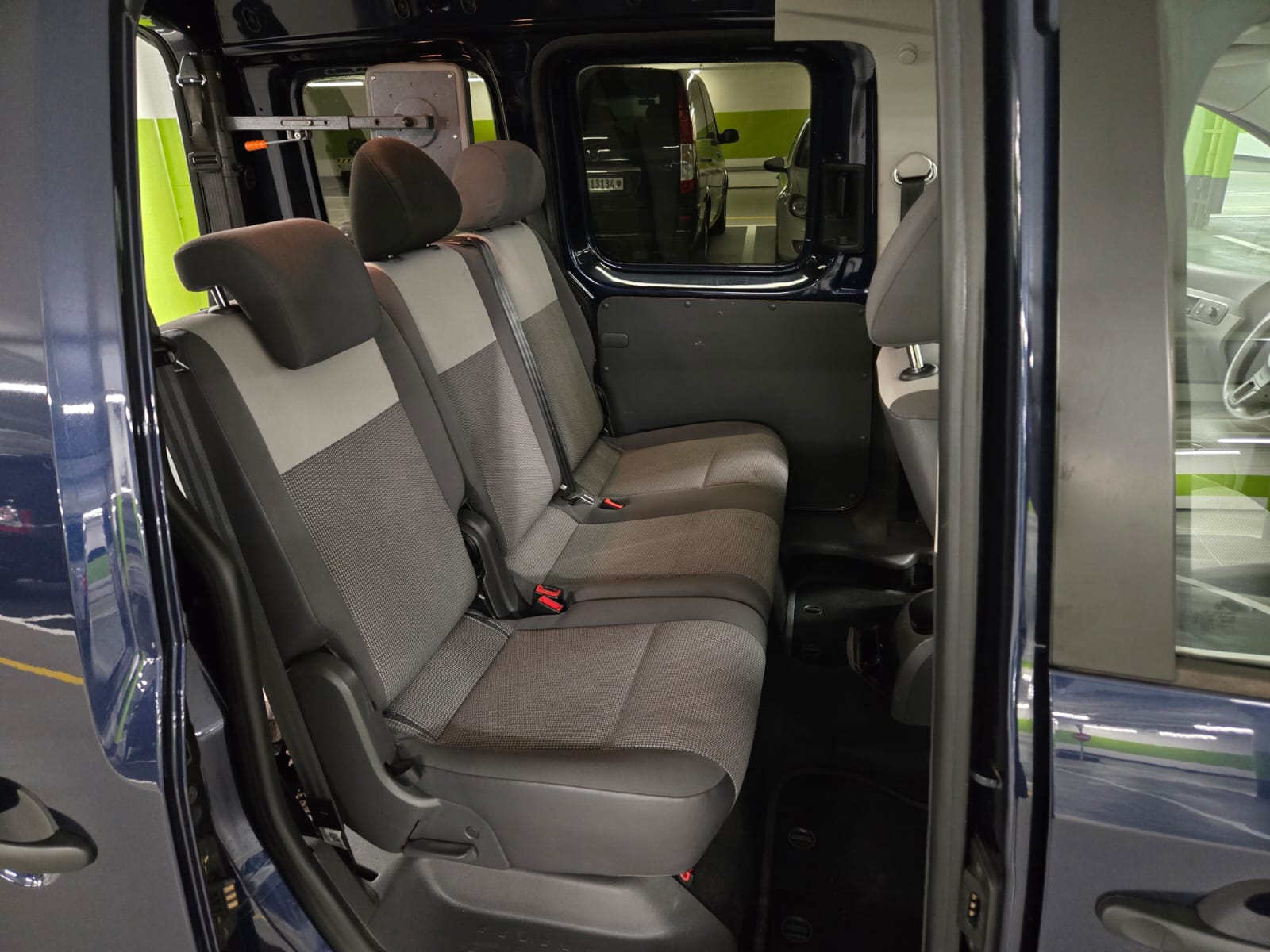 VW Behindertengerecht-Rampe / 4-Sitze & ein Rollstuhlfahrer/in-image-6