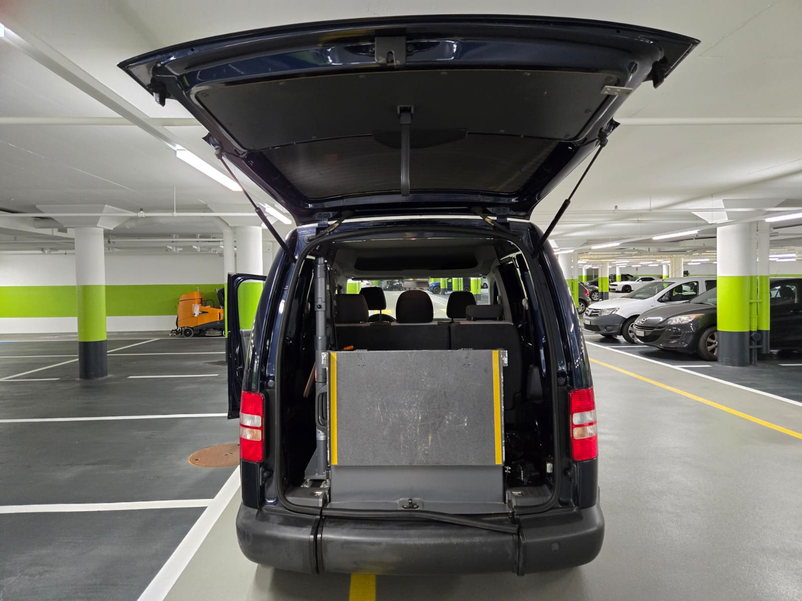 VW Behindertengerecht-Rampe / 4-Sitze & ein Rollstuhlfahrer/in-image-7