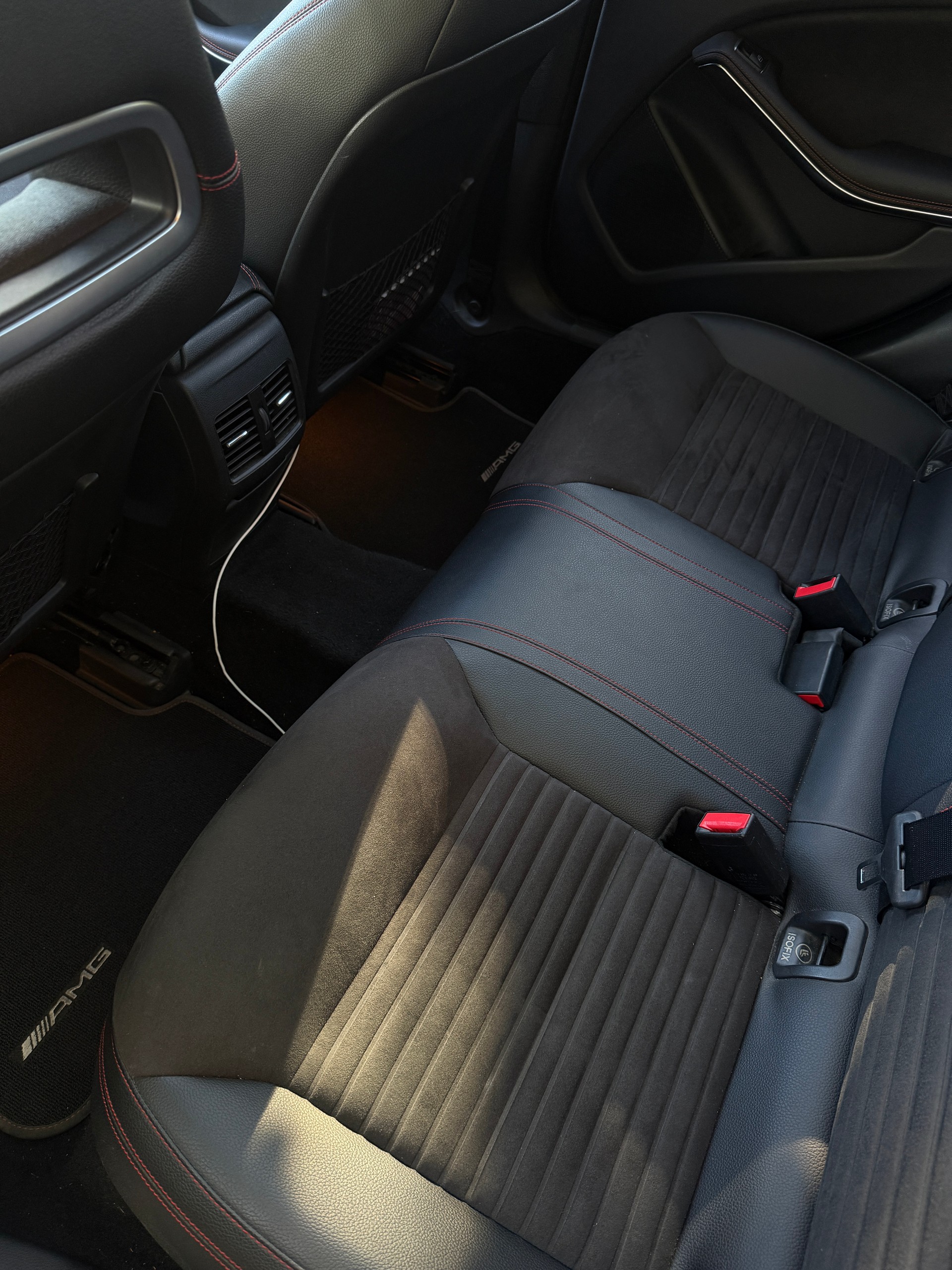 MERCEDES-BENZ GLA 250 AMG Line 4m-image-2