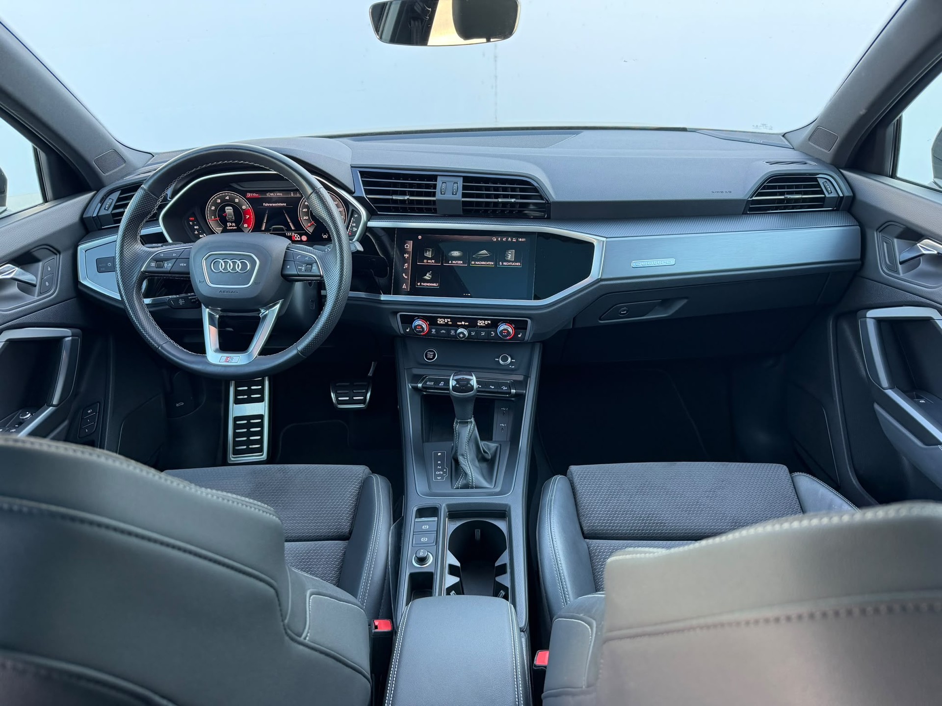 AUDI Q3 40 TFSI S line quattro S-tronic-image-9