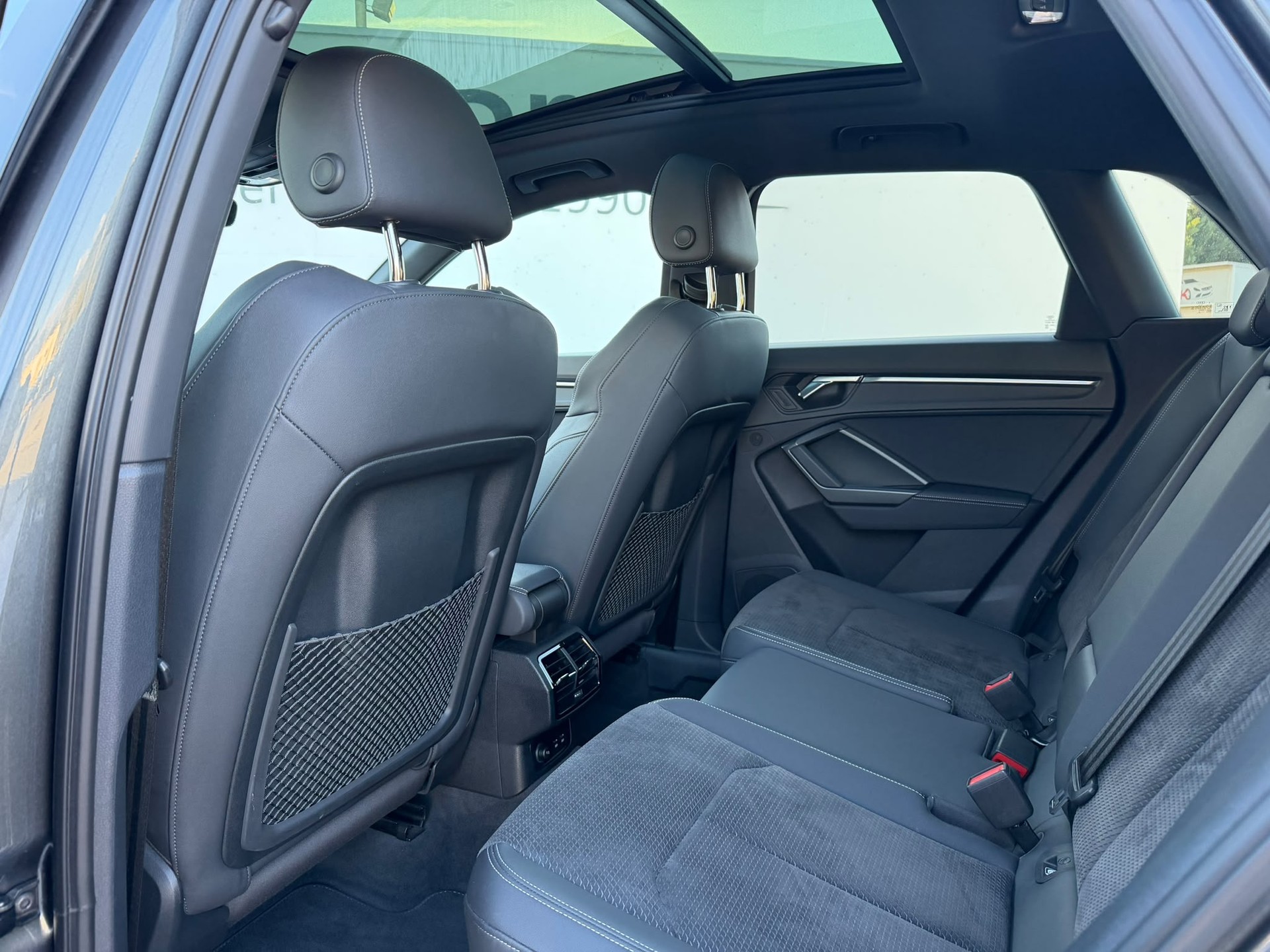 AUDI Q3 40 TFSI S line quattro S-tronic-image-8