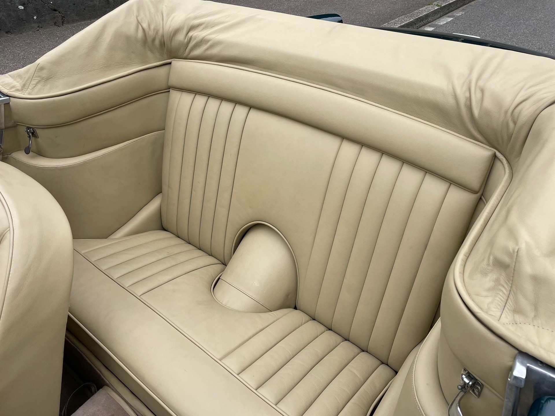 ASTON MARTIN DB5 Convertible-image-10