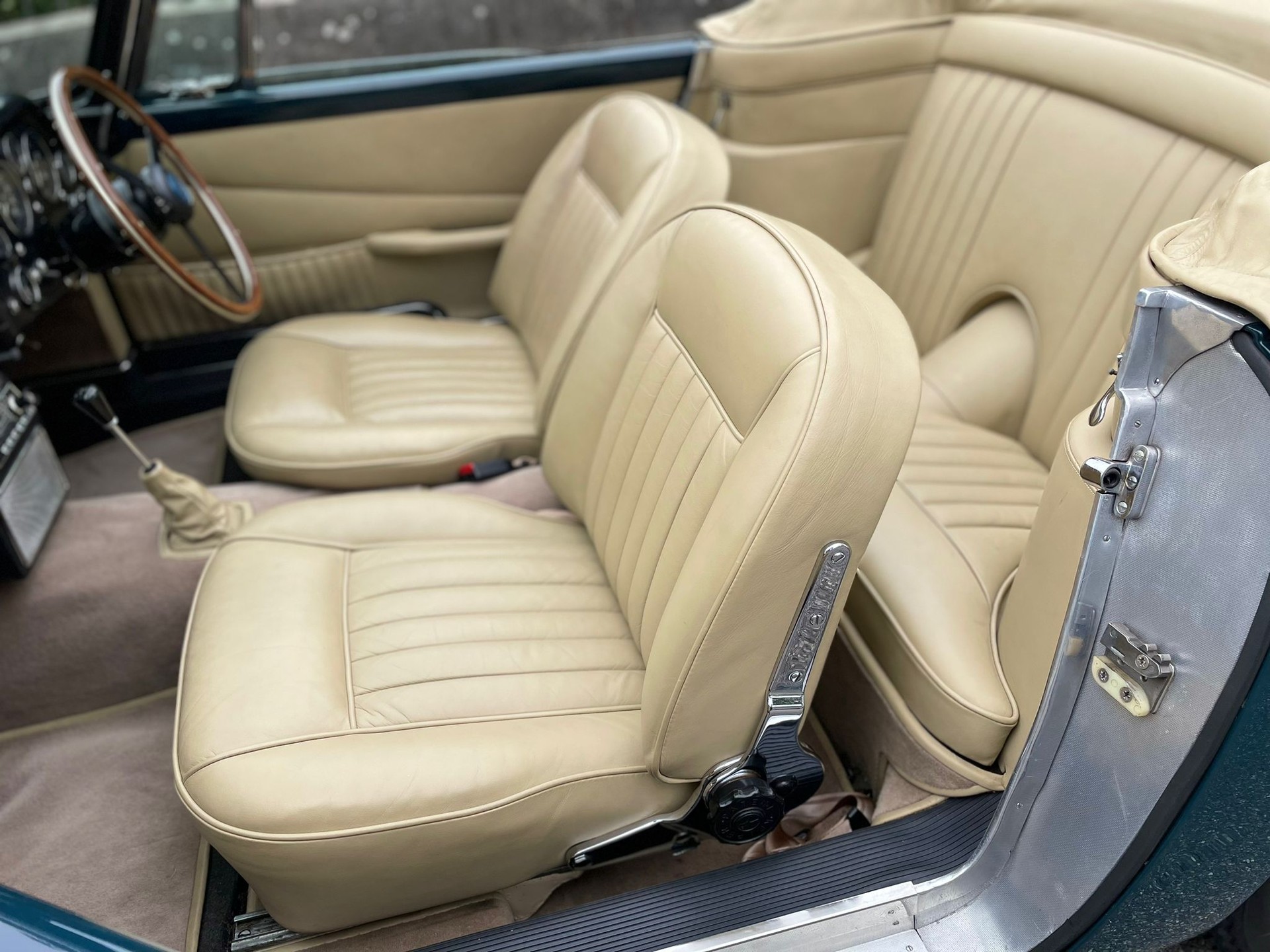 ASTON MARTIN DB5 Convertible-image-4