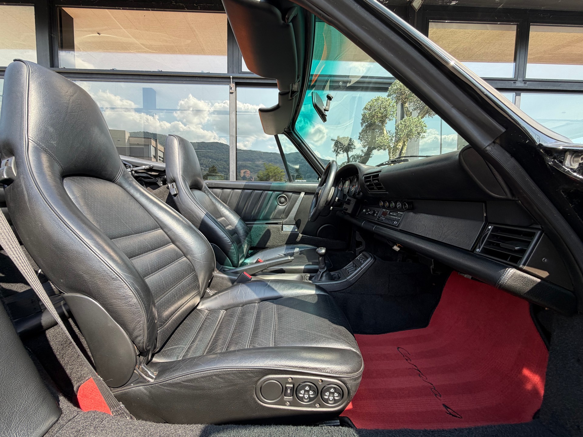 PORSCHE 911 Carrera 4 Cabrio-image-12