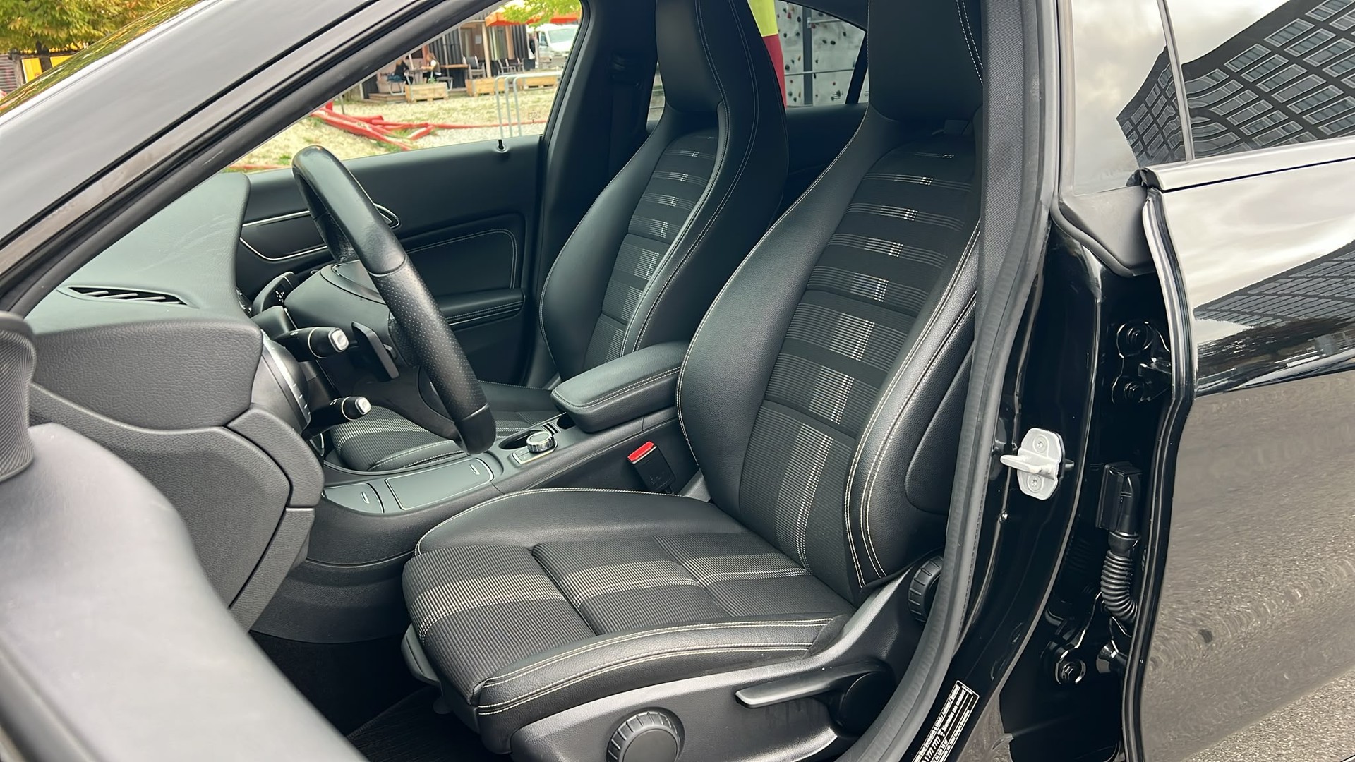 MERCEDES-BENZ CLA 200 Night Star 7G-DCT-image-10
