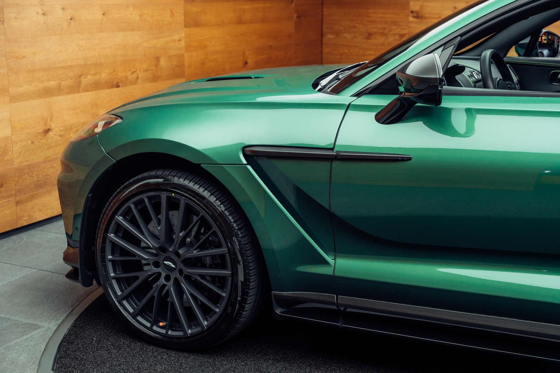 ASTON MARTIN DBX 707-image-21