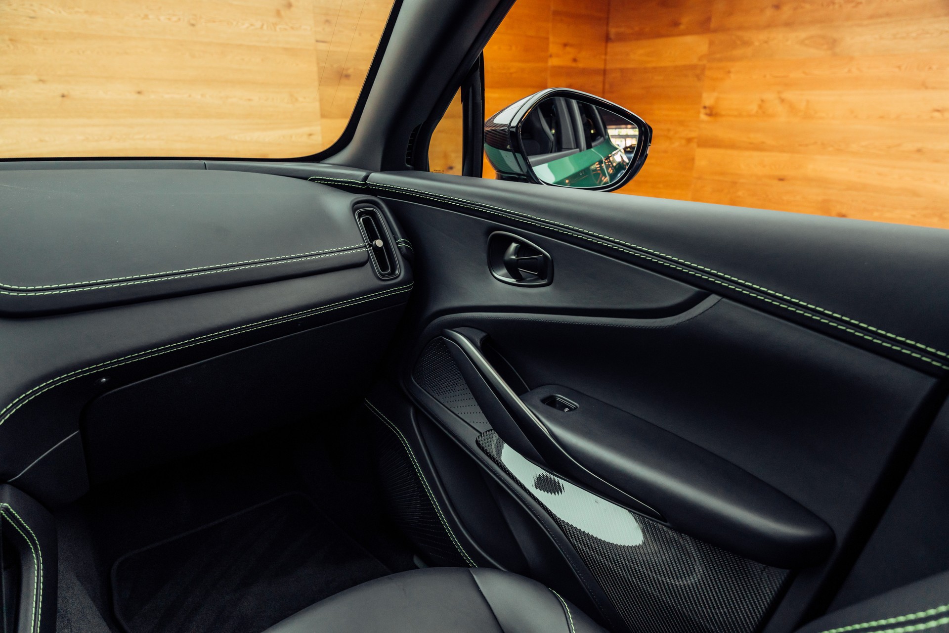 ASTON MARTIN DBX 707-image-10