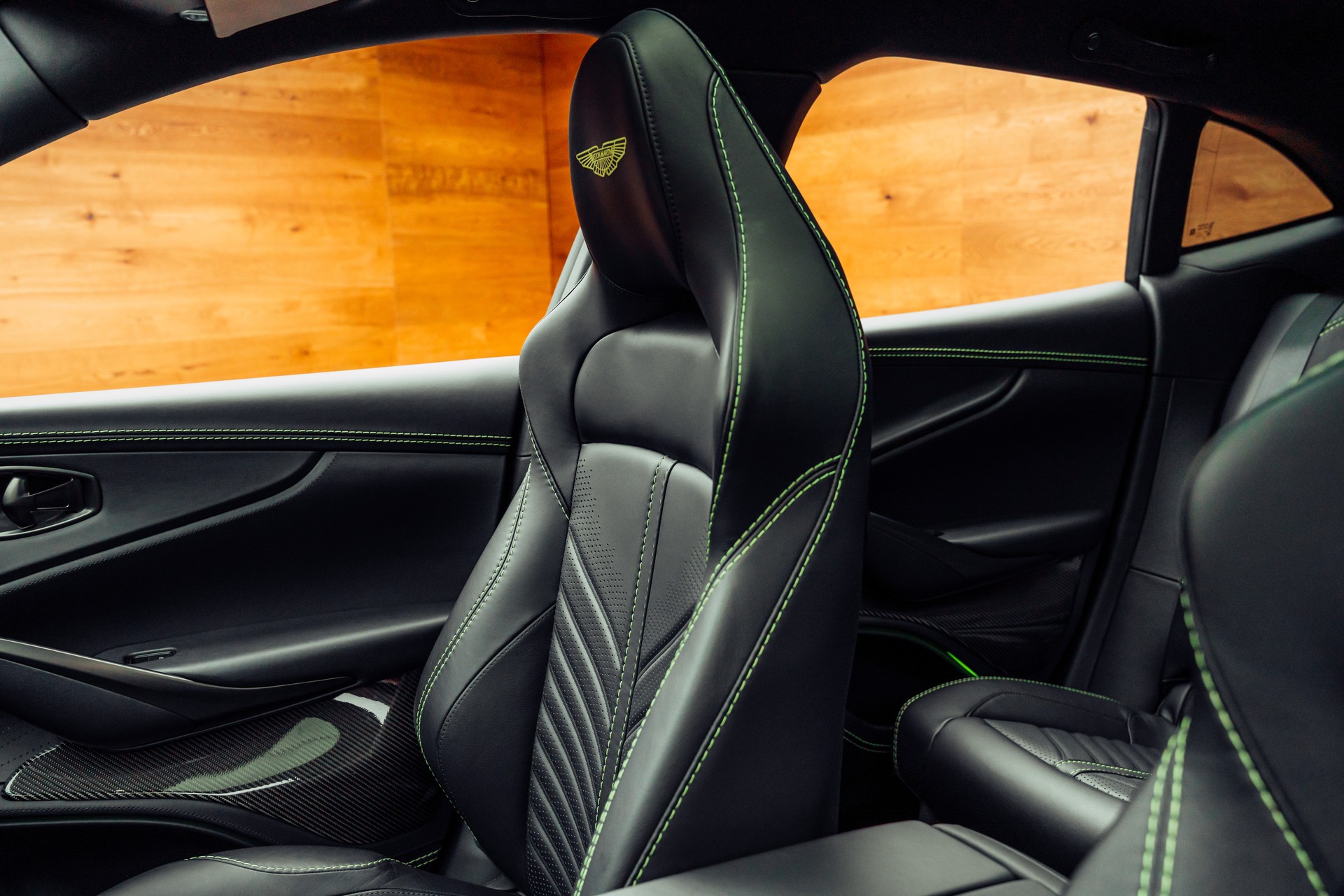 ASTON MARTIN DBX 707-image-6