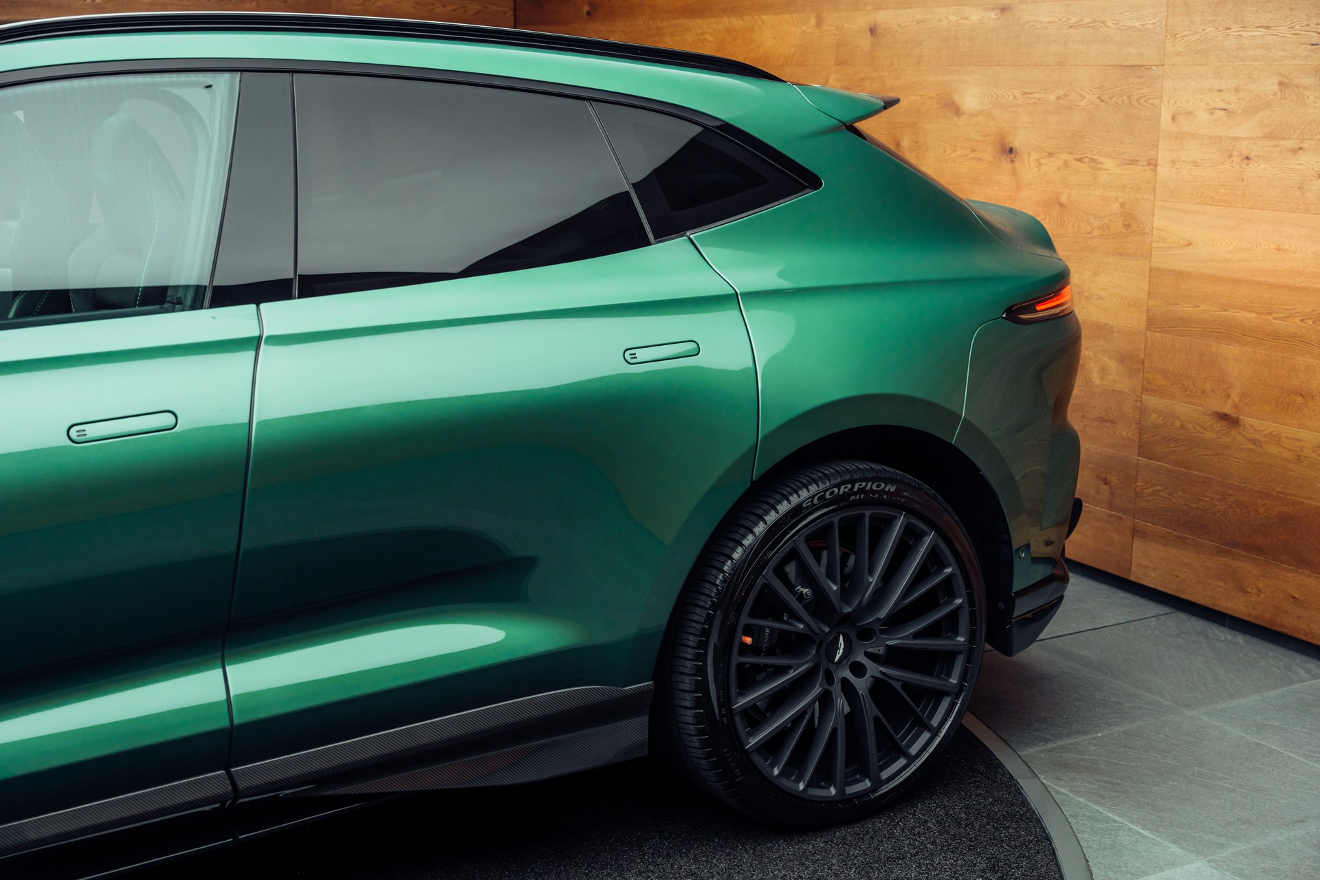 ASTON MARTIN DBX 707-image-18