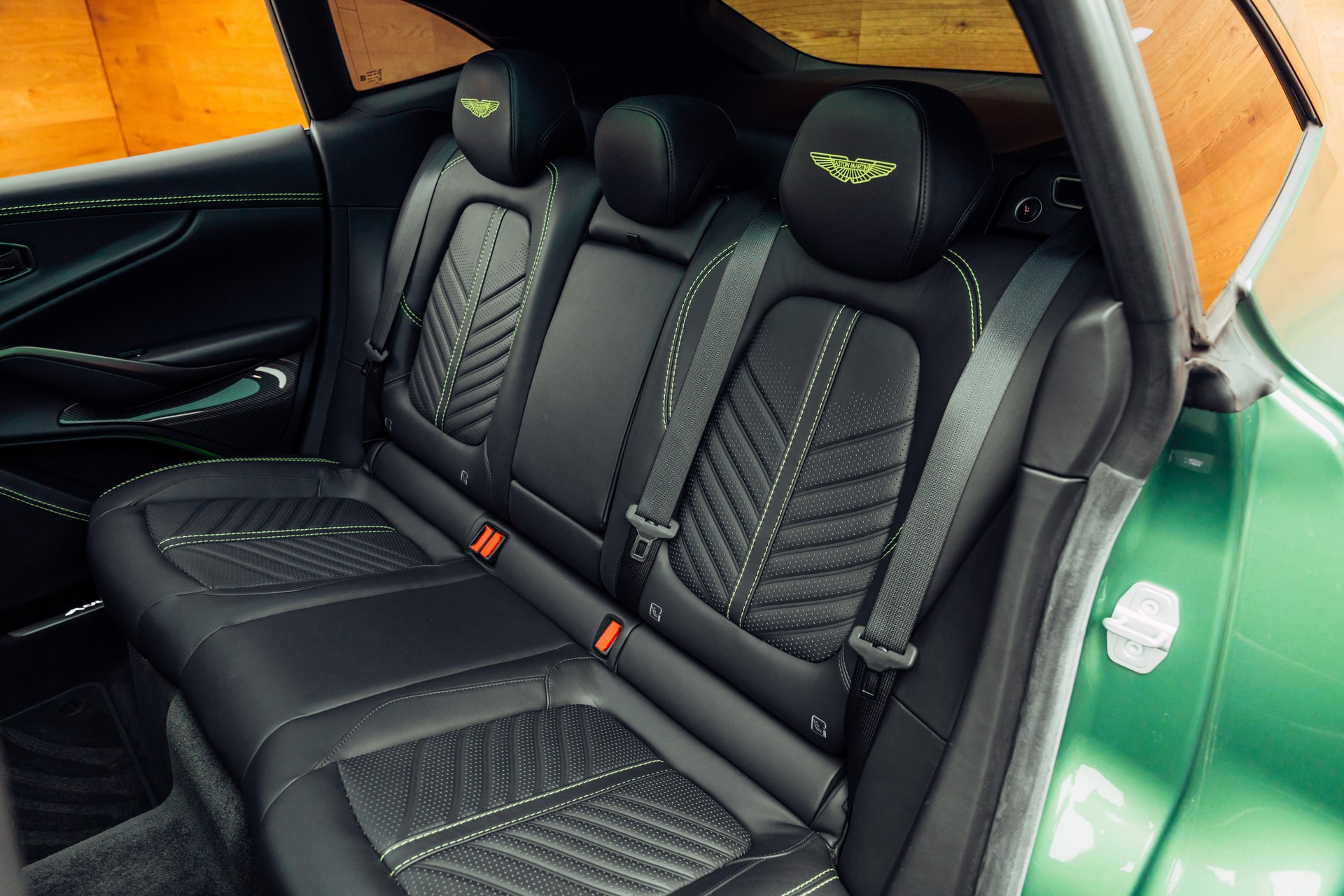 ASTON MARTIN DBX 707-image-7