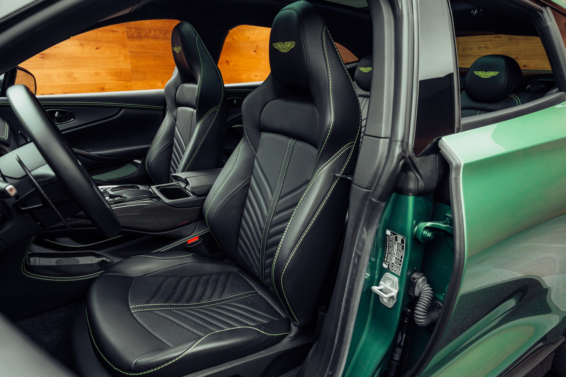 ASTON MARTIN DBX 707-image-5