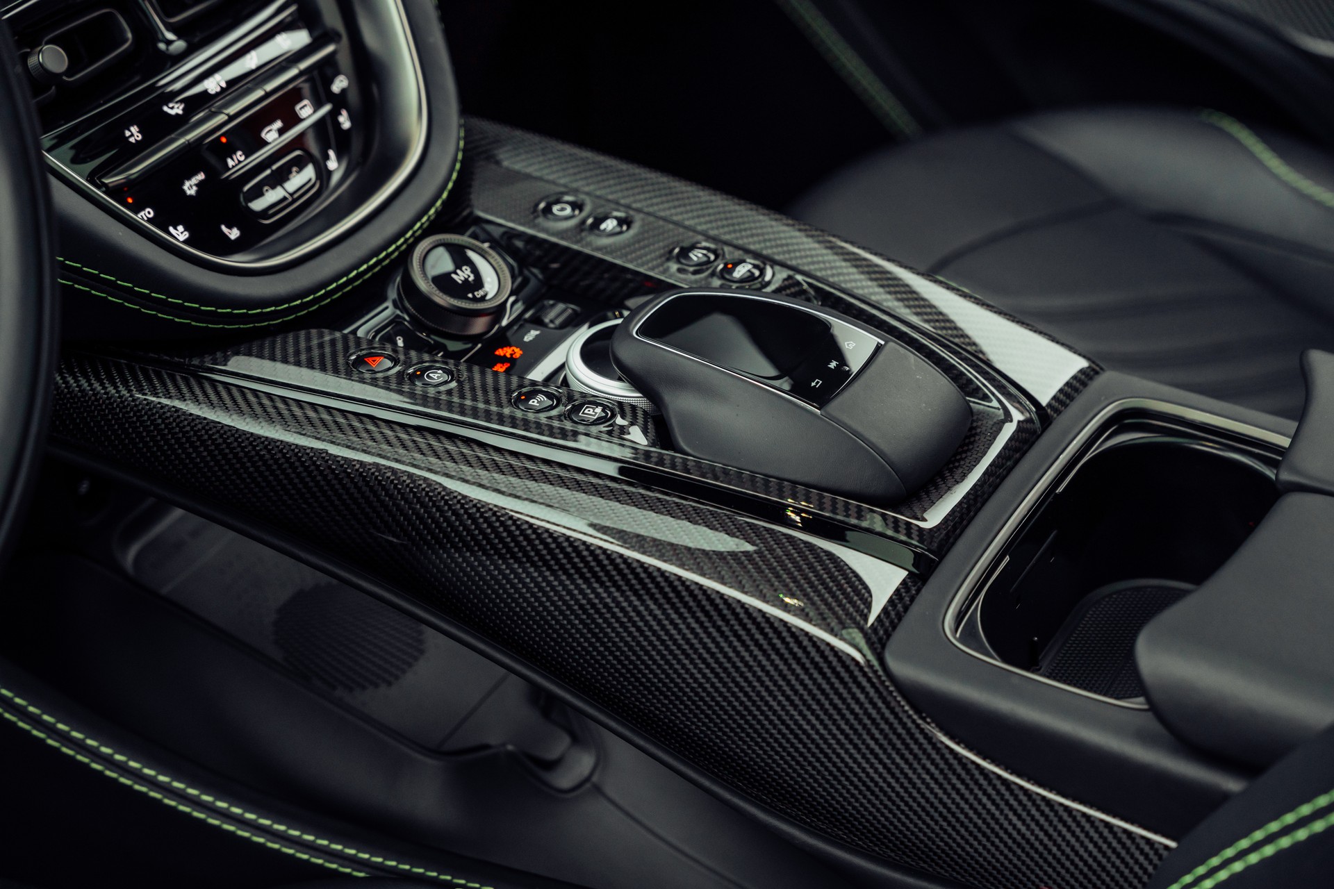 ASTON MARTIN DBX 707-image-11