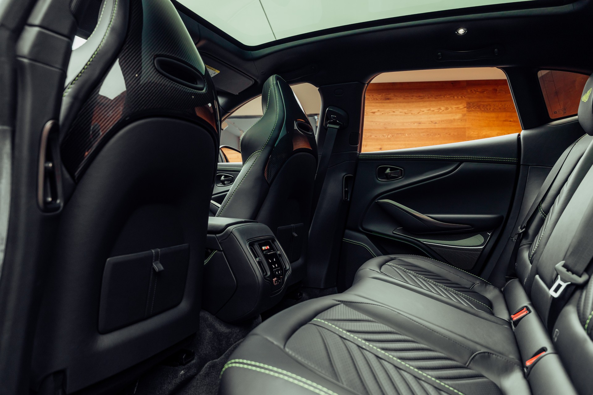 ASTON MARTIN DBX 707-image-8