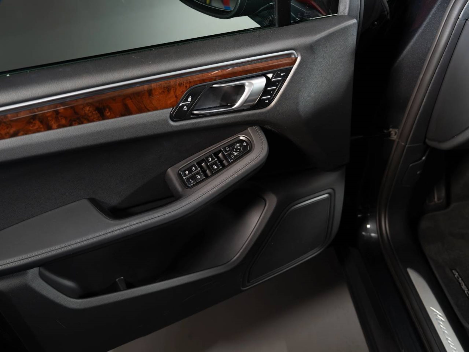PORSCHE Macan S-image-14