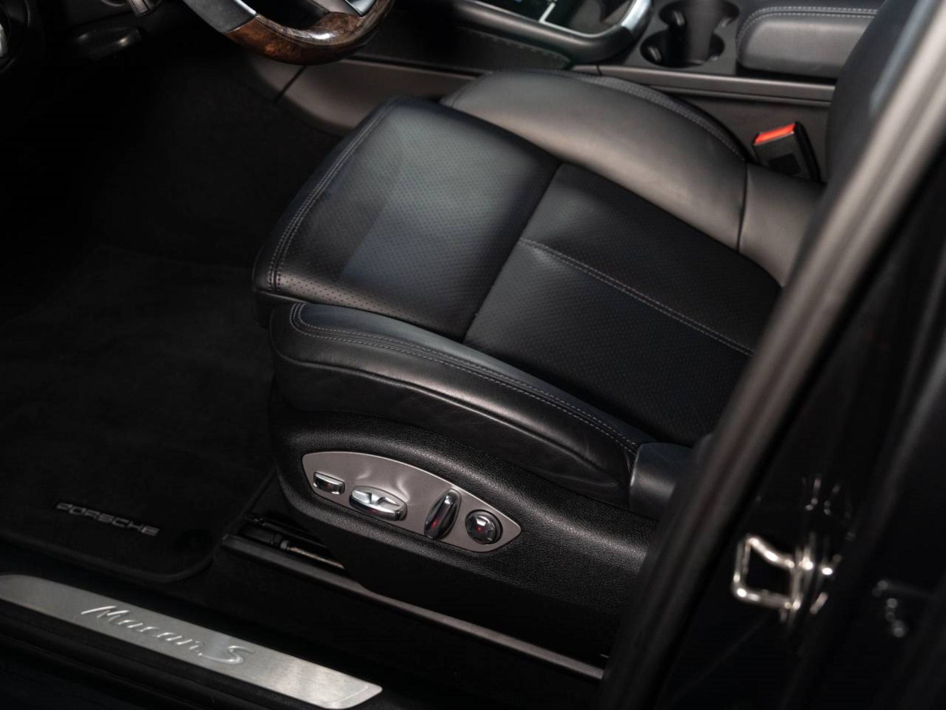 PORSCHE Macan S-image-12