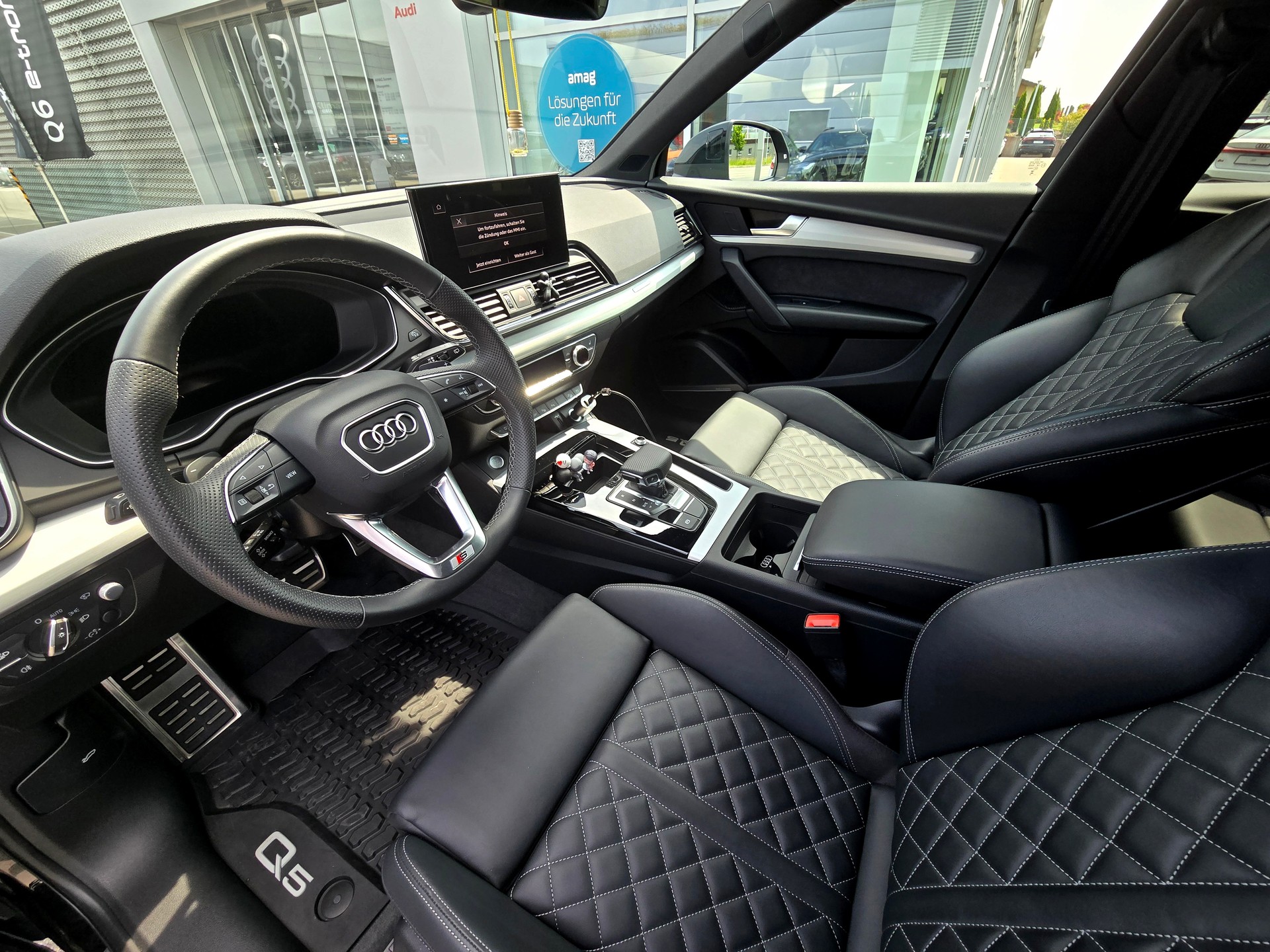 AUDI Q5 40 TDI S-Line quattro Black Edition-image-4