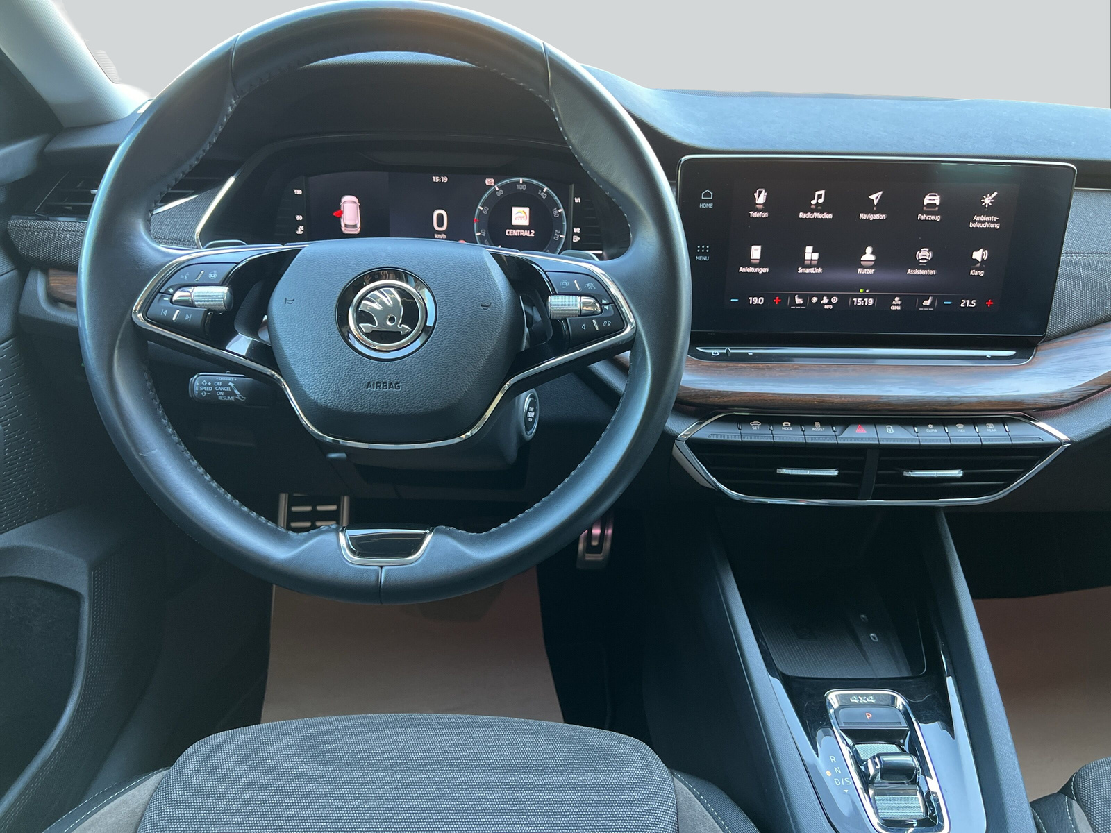 SKODA Octavia Combi 2.0 TDI DSG Scout 4x4-image-13