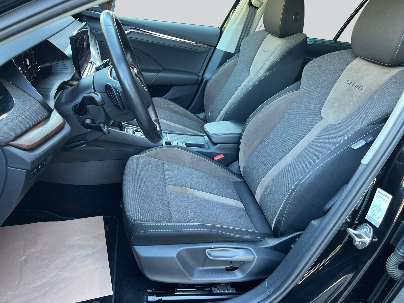 SKODA Octavia Combi 2.0 TDI DSG Scout 4x4-image-9
