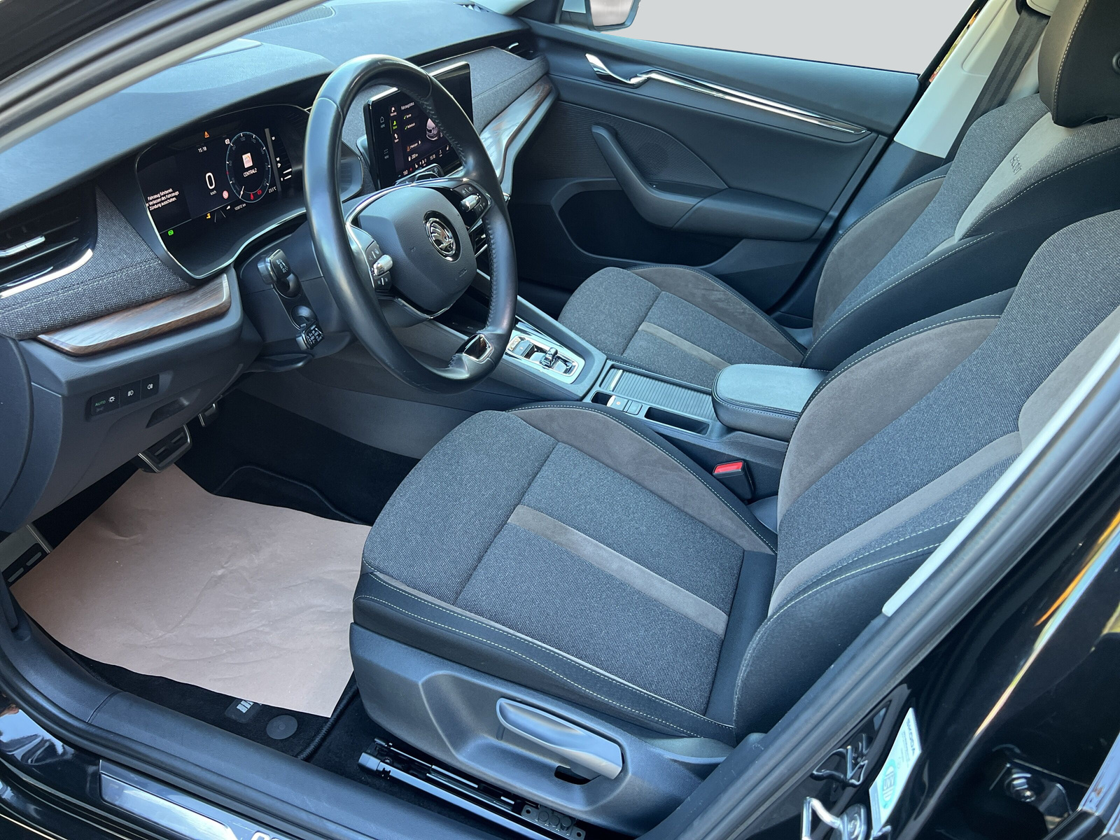 SKODA Octavia Combi 2.0 TDI DSG Scout 4x4-image-8
