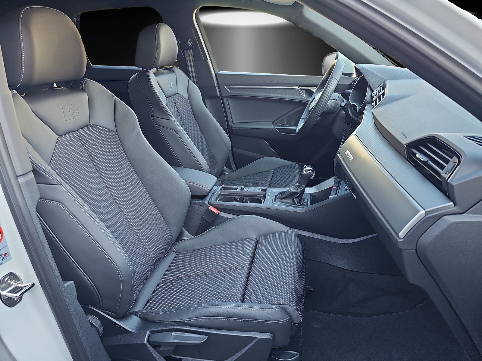 AUDI Q3 35 TFSI S line Attraction S-tronic-image-8