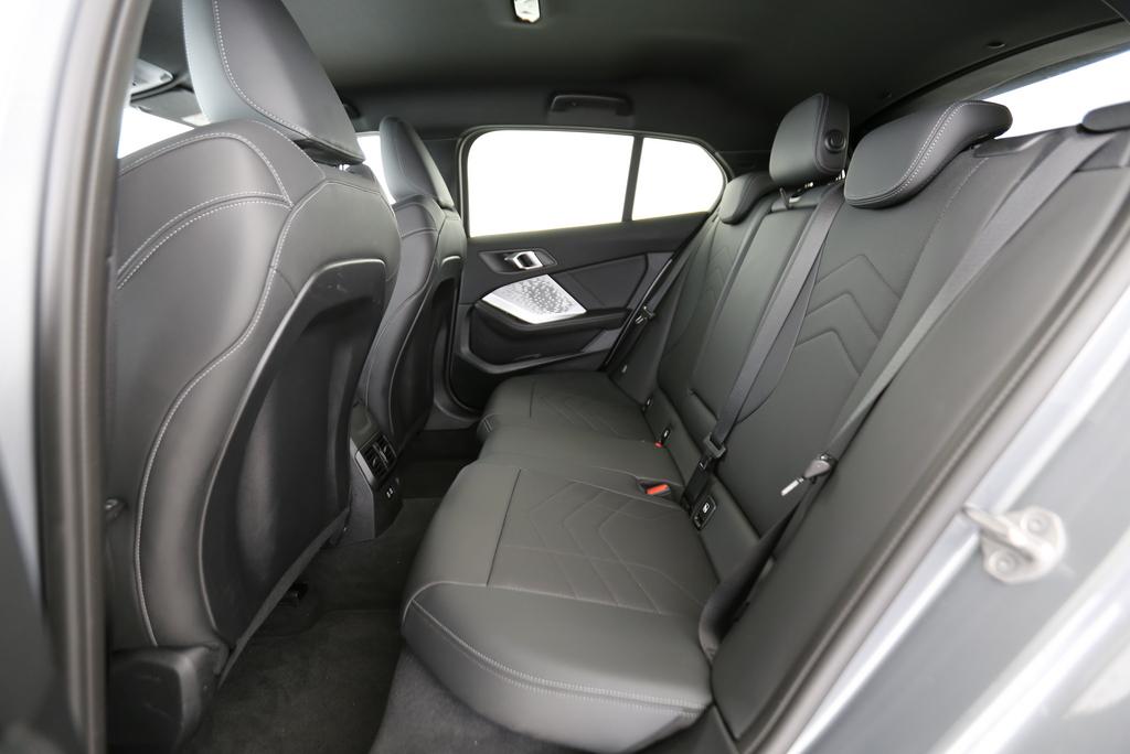 BMW 120i-image-12