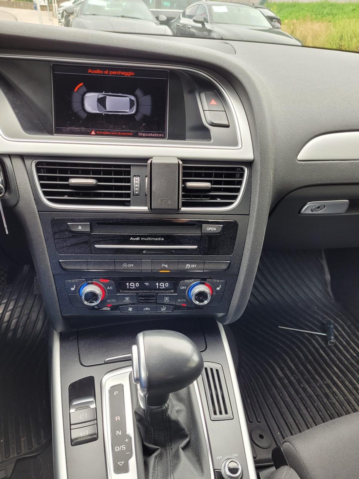 AUDI A4 Avant 2.0 TDI Attraction multitronic-image-11