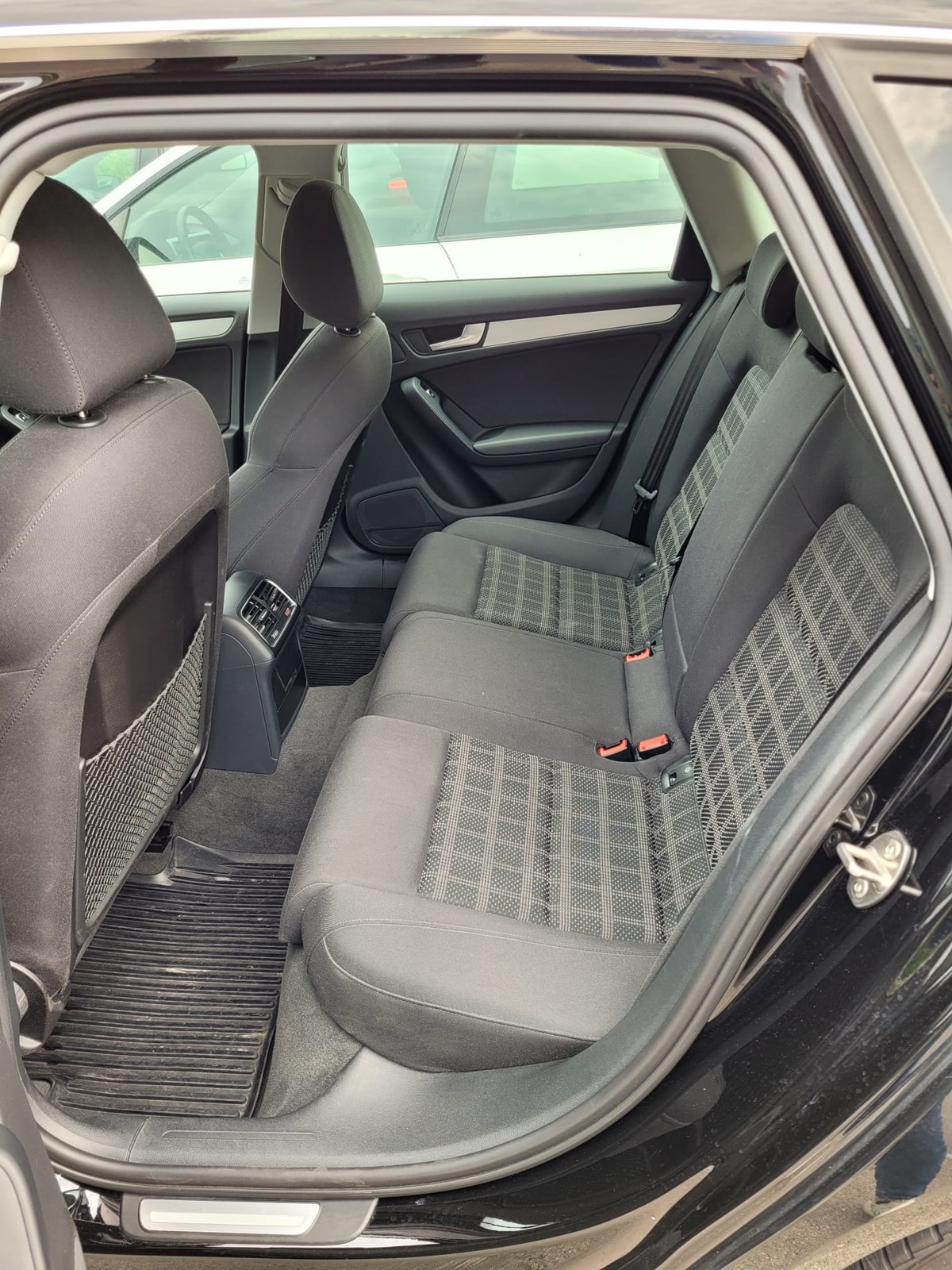 AUDI A4 Avant 2.0 TDI Attraction multitronic-image-13