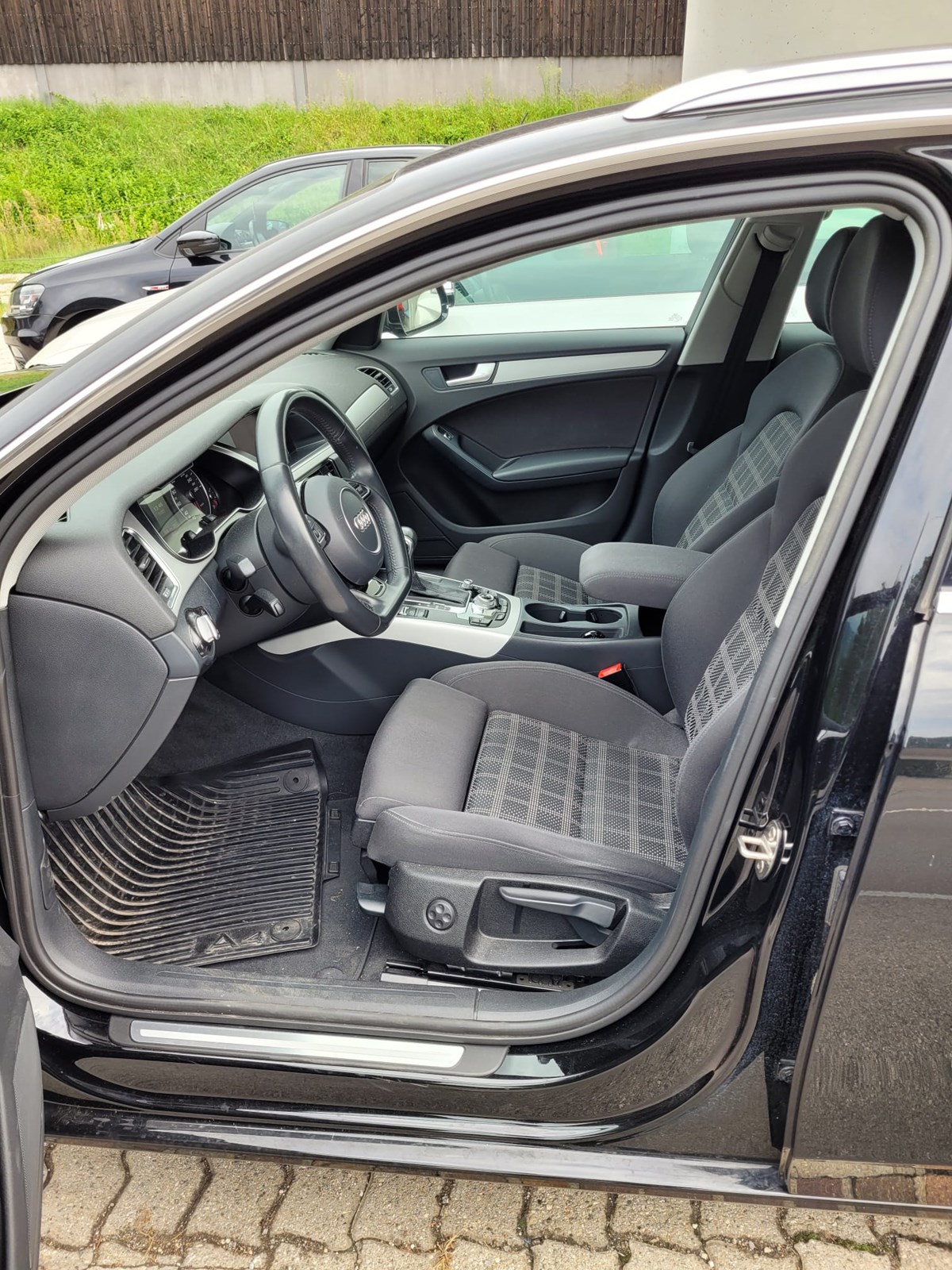 AUDI A4 Avant 2.0 TDI Attraction multitronic-image-6
