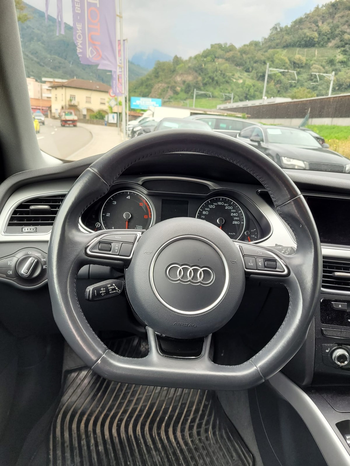 AUDI A4 Avant 2.0 TDI Attraction multitronic-image-7