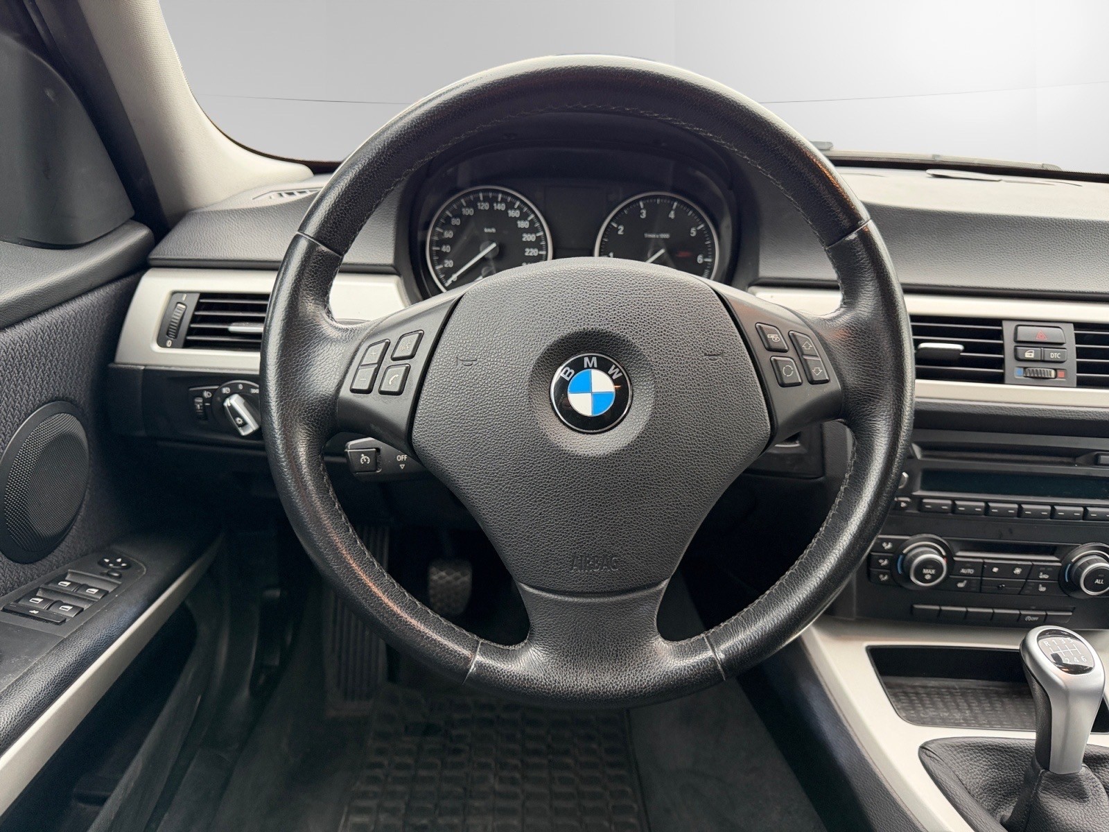 BMW 318 Touring-image-10