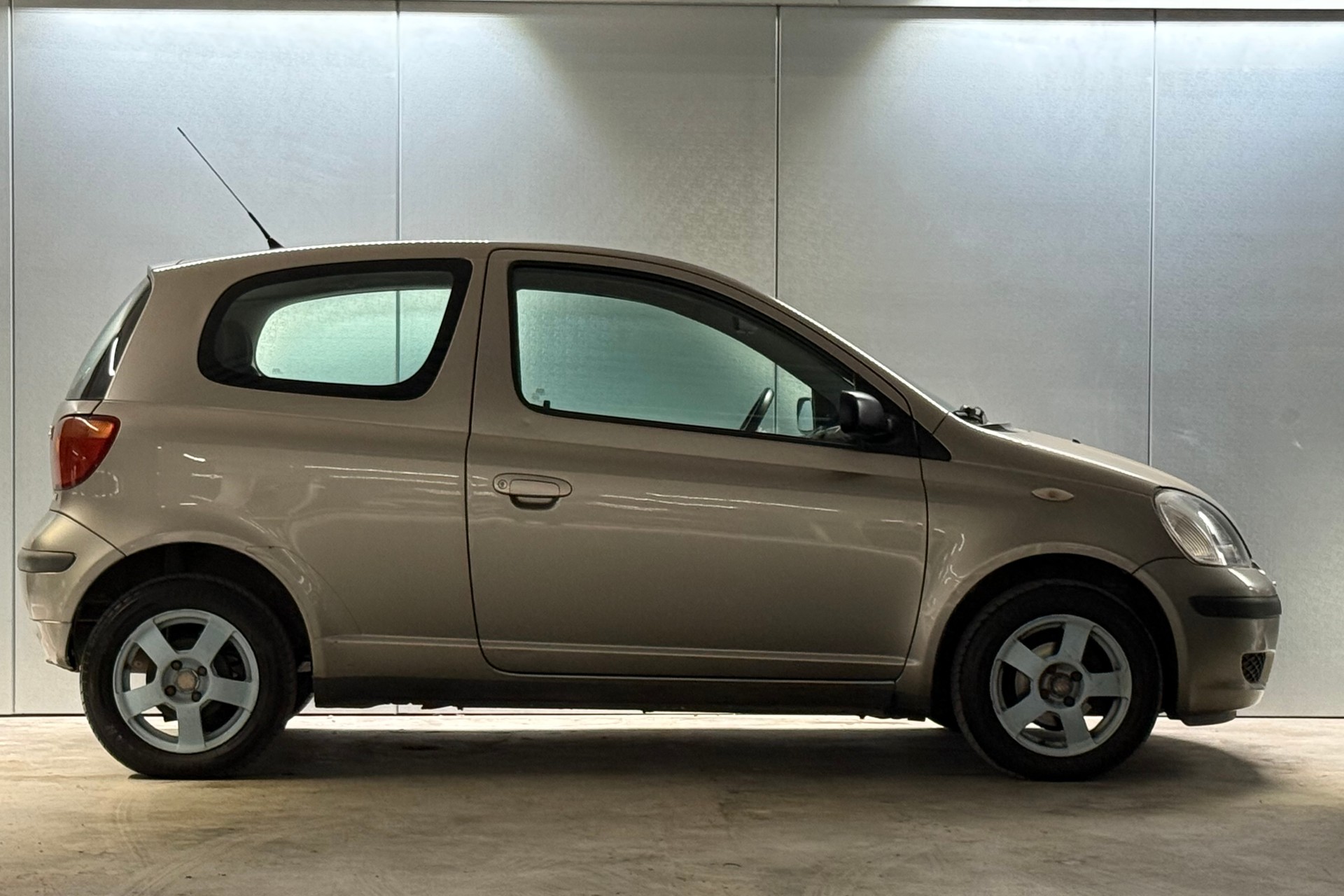 TOYOTA Yaris 1.0 Linea Terra-image-3
