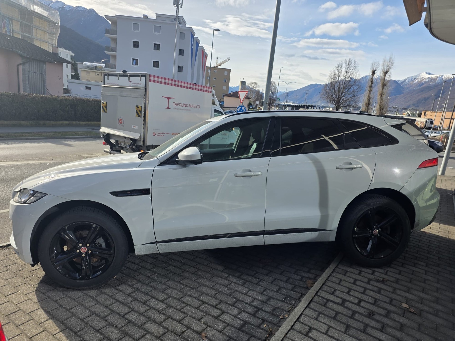 JAGUAR F-Pace 2.0d R-Sport AWD-image-4