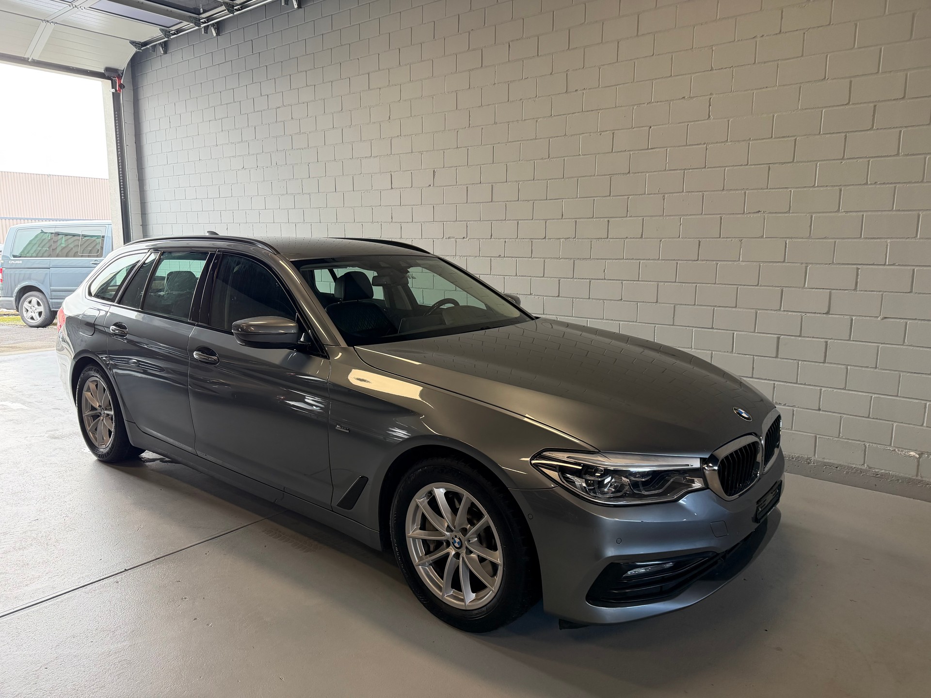BMW 530d xDrive Touring Sport Line Steptronic-image-0