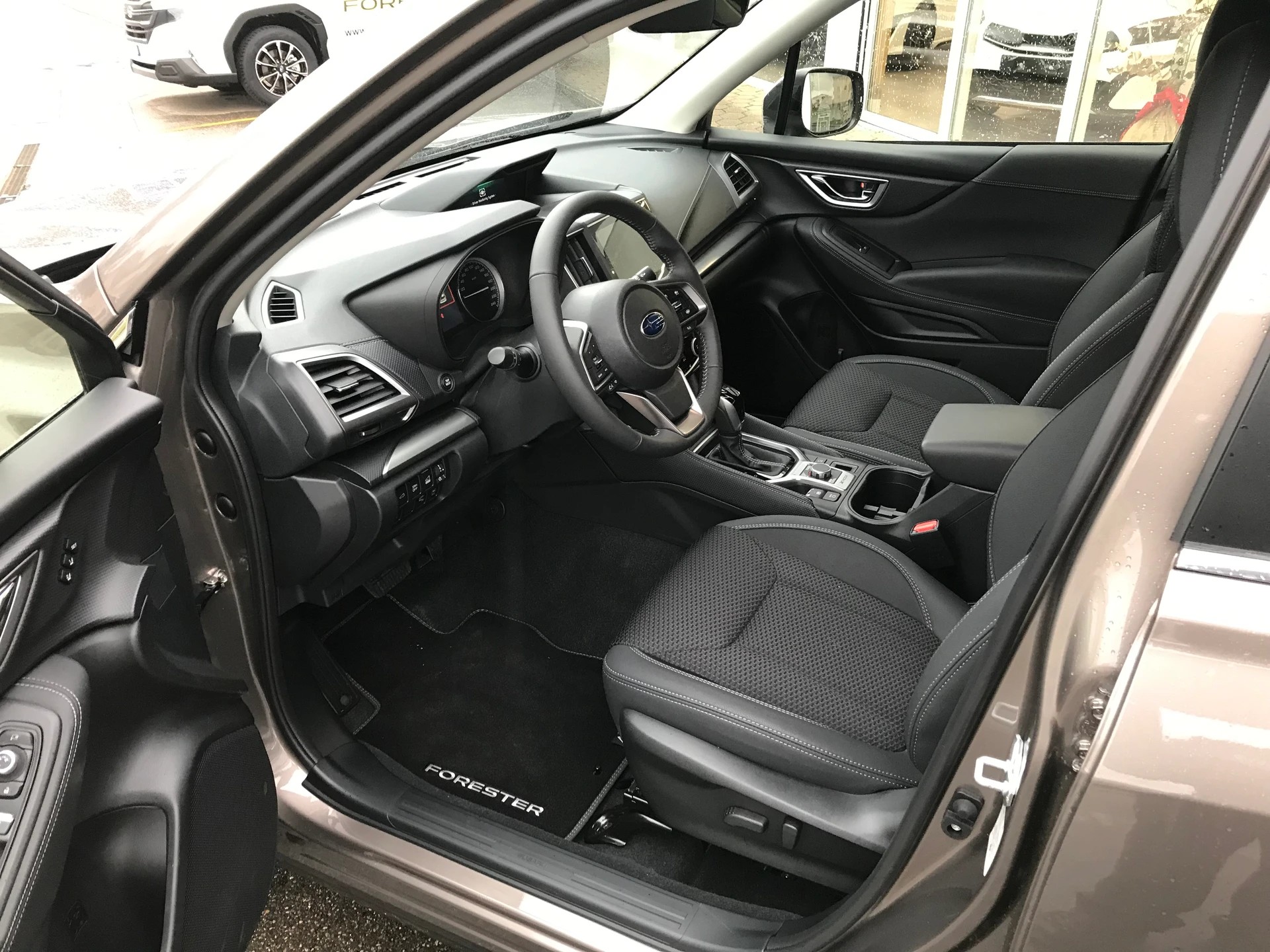 SUBARU Forester 2.0i e-Boxer Swiss Plus Lineartronic-image-5