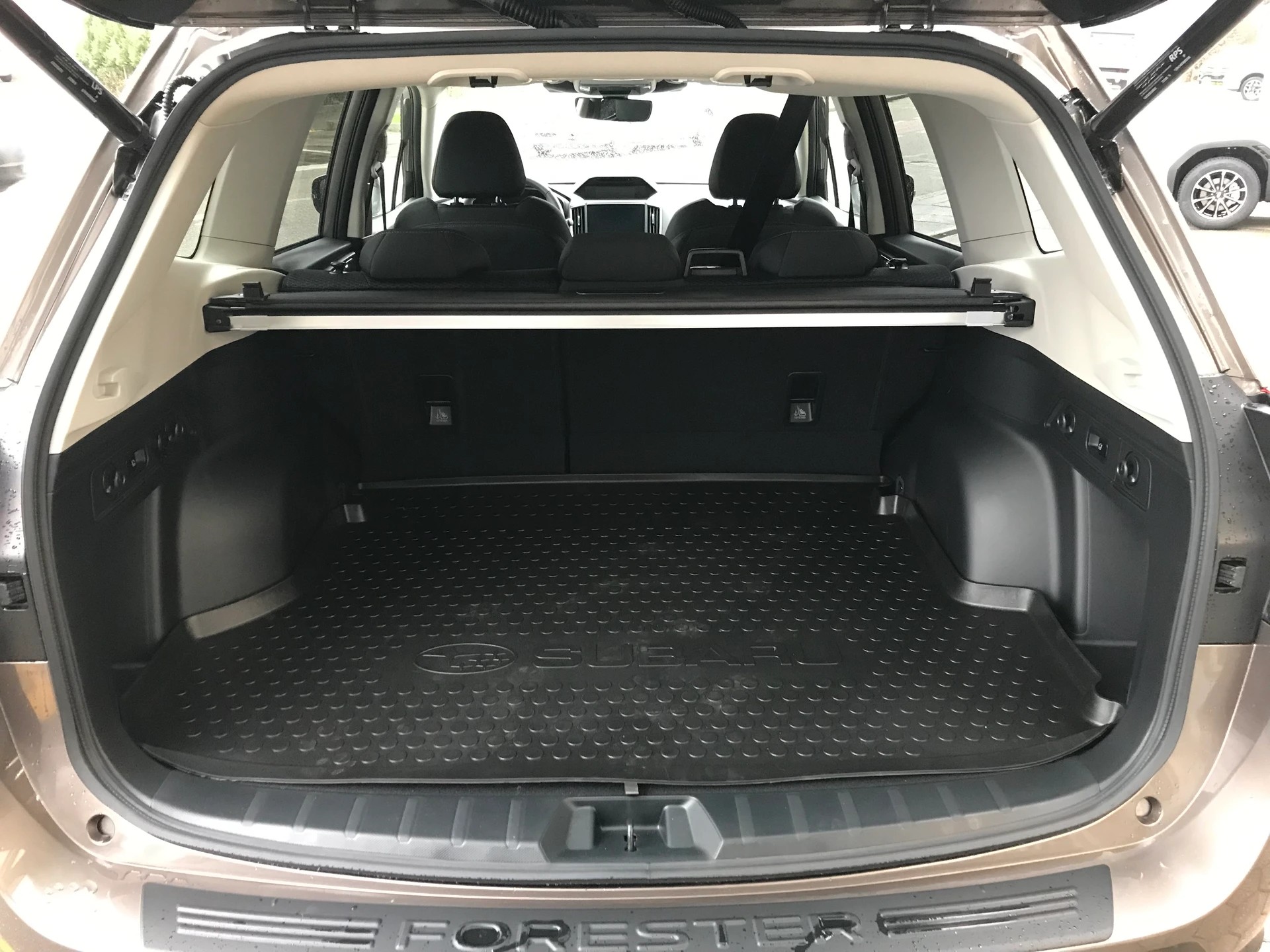 SUBARU Forester 2.0i e-Boxer Swiss Plus Lineartronic-image-4