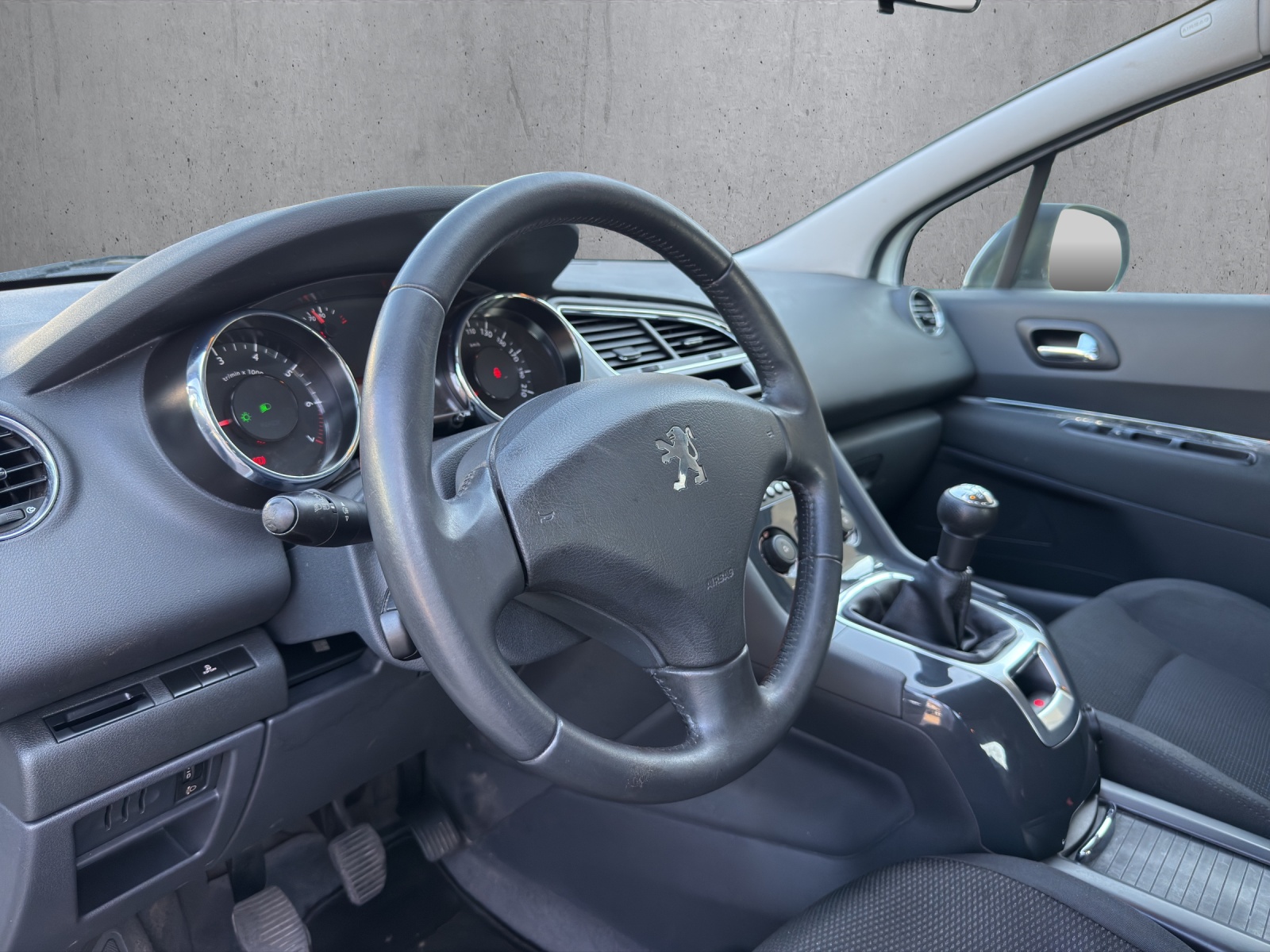 PEUGEOT 5008 1.6 16V VTI Business-image-9