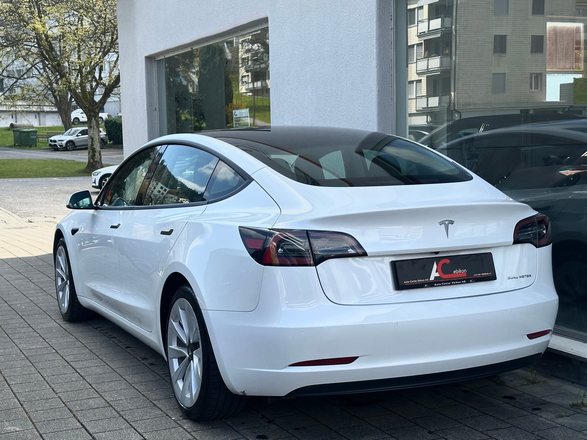 TESLA Model 3 Long Range Dual Motor AWD-showroom-element-1