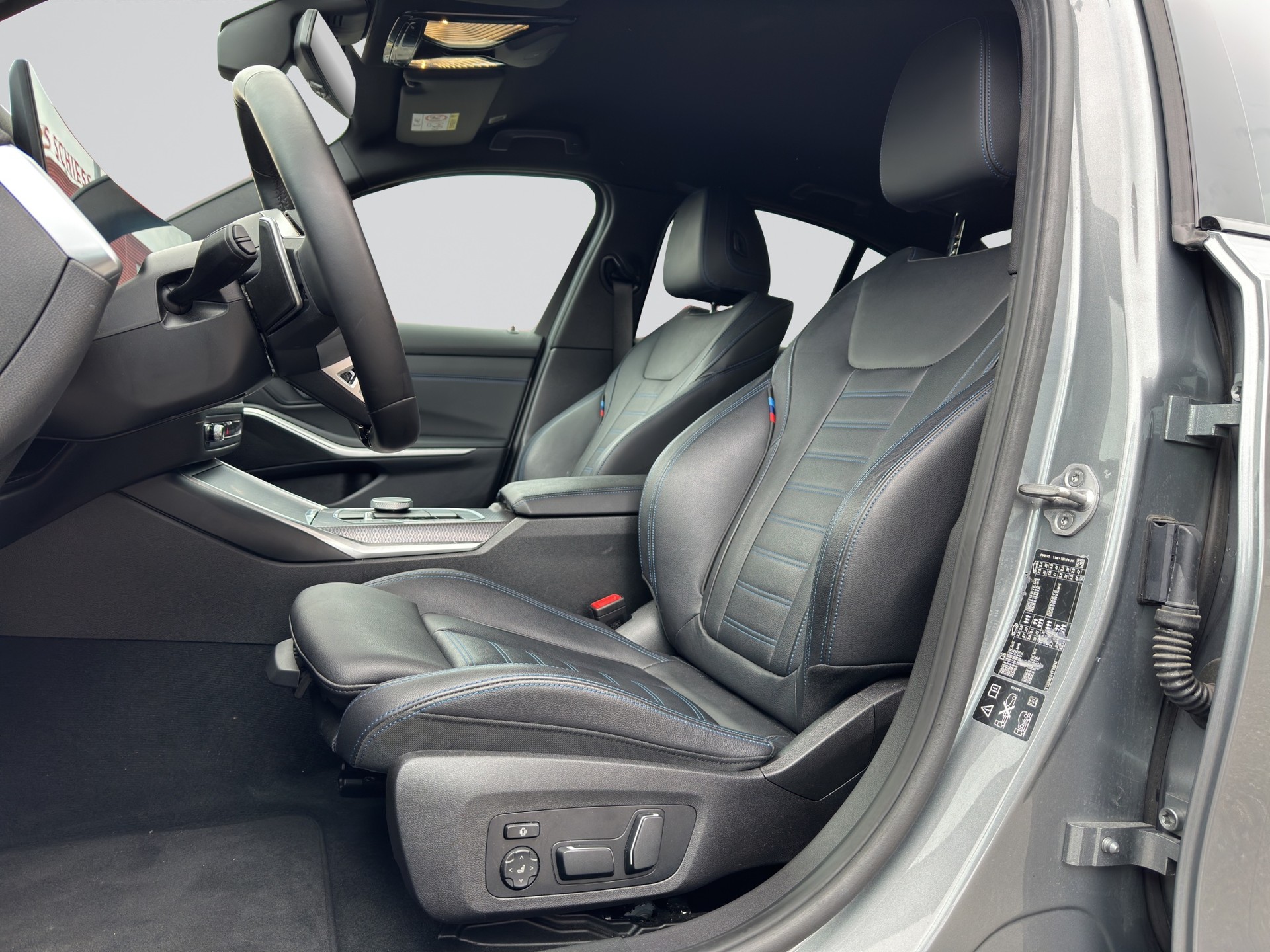 BMW 320d xDrive M Sport Steptronic-image-5