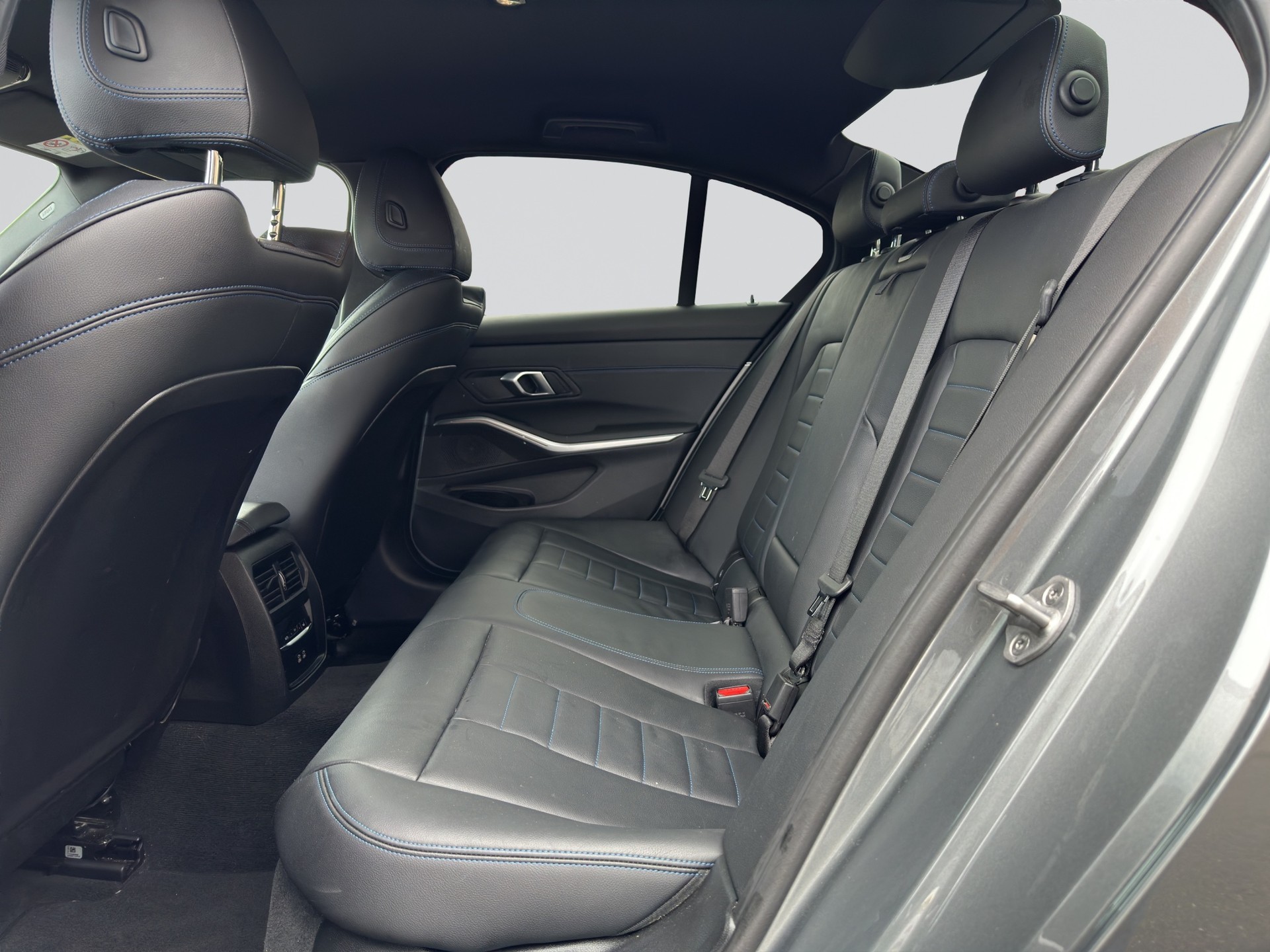 BMW 320d xDrive M Sport Steptronic-image-7