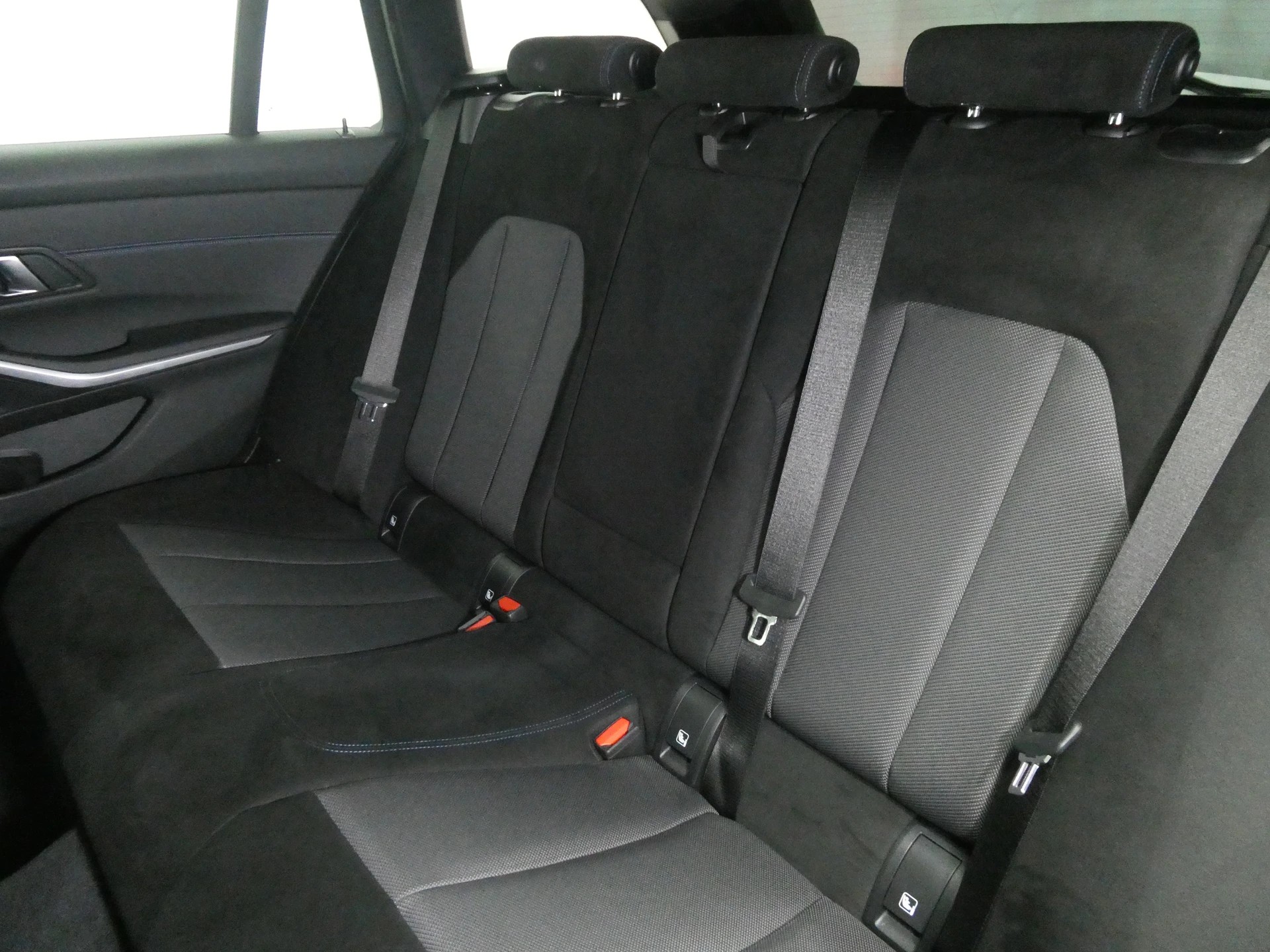 BMW 330i Touring xDrive Steptronic M Sport - Live Cockpit - Navi - AHK - Kamera - 245 PS-image-11