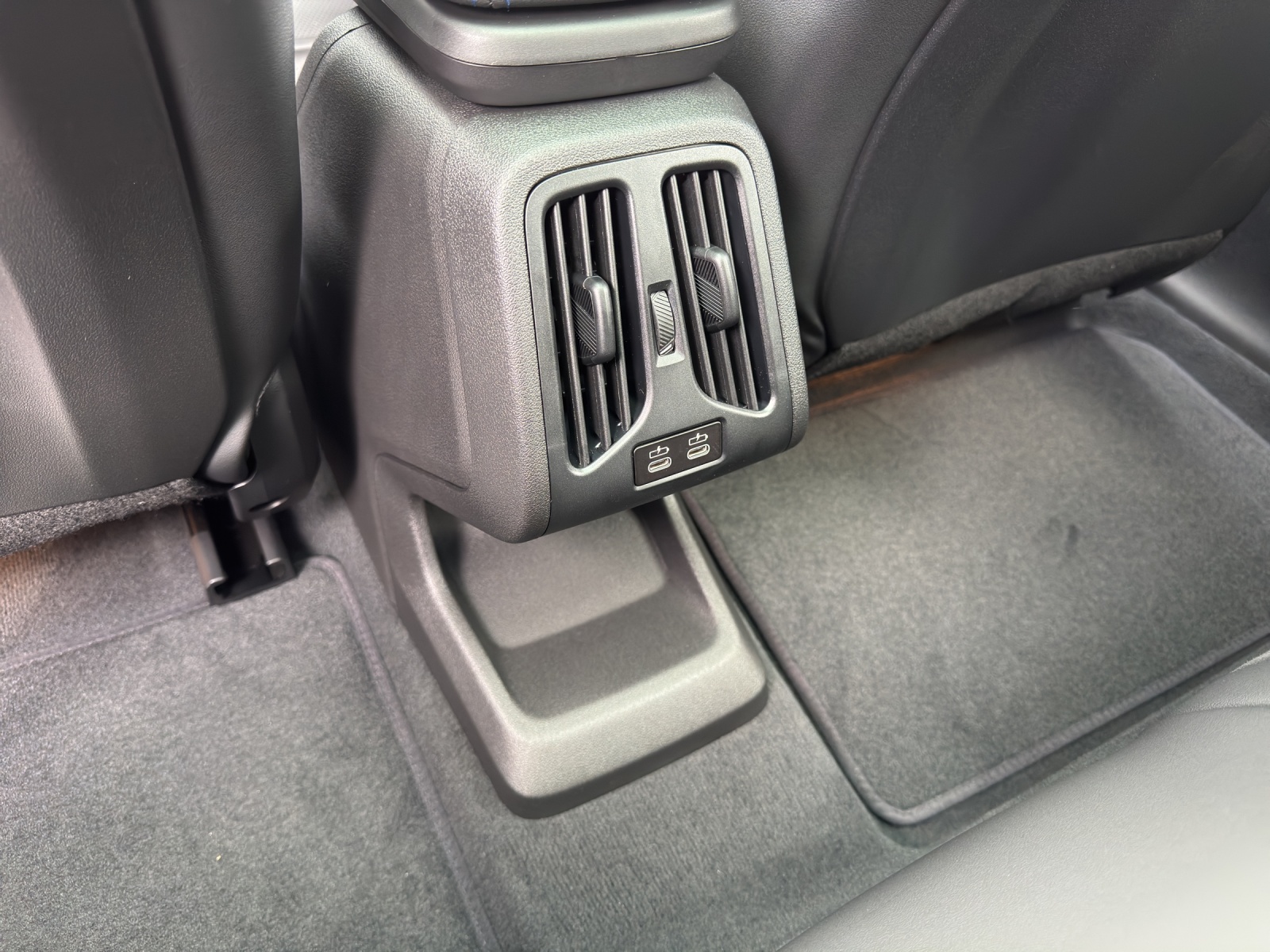 BMW iX2 xDrive30-image-17