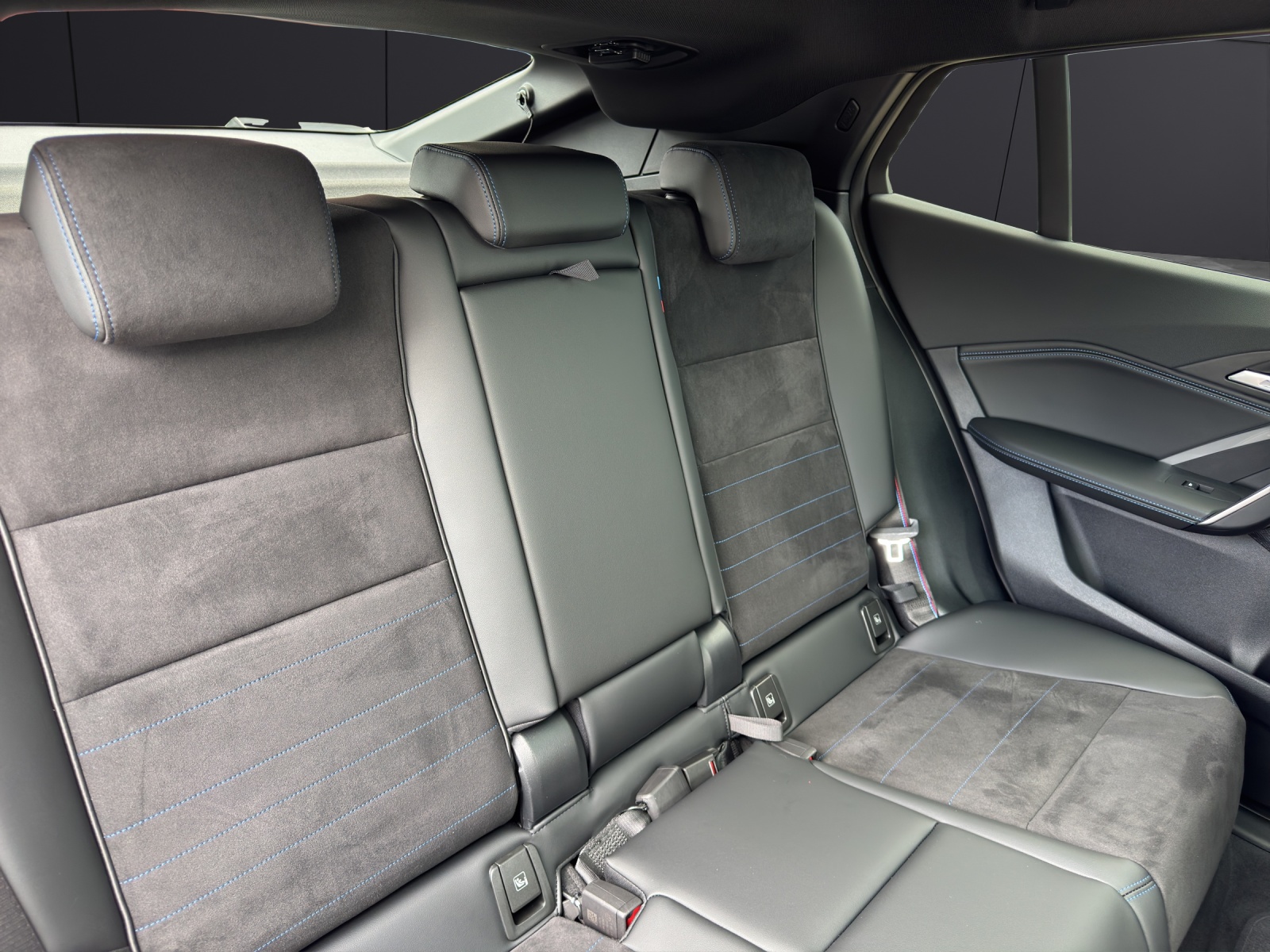 BMW iX2 xDrive30-image-10