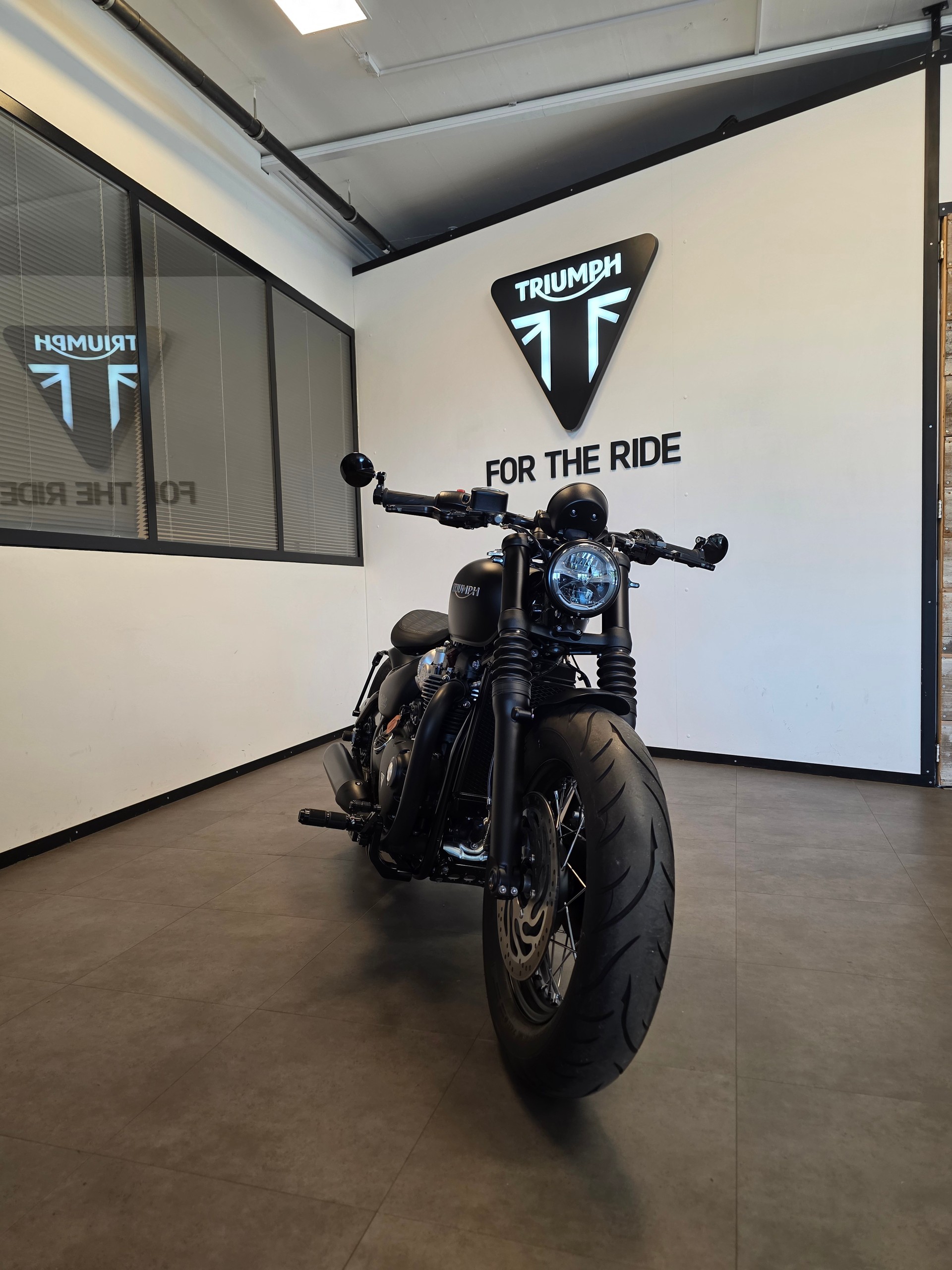 TRIUMPH Bonneville 1200 Bobber Black ABS