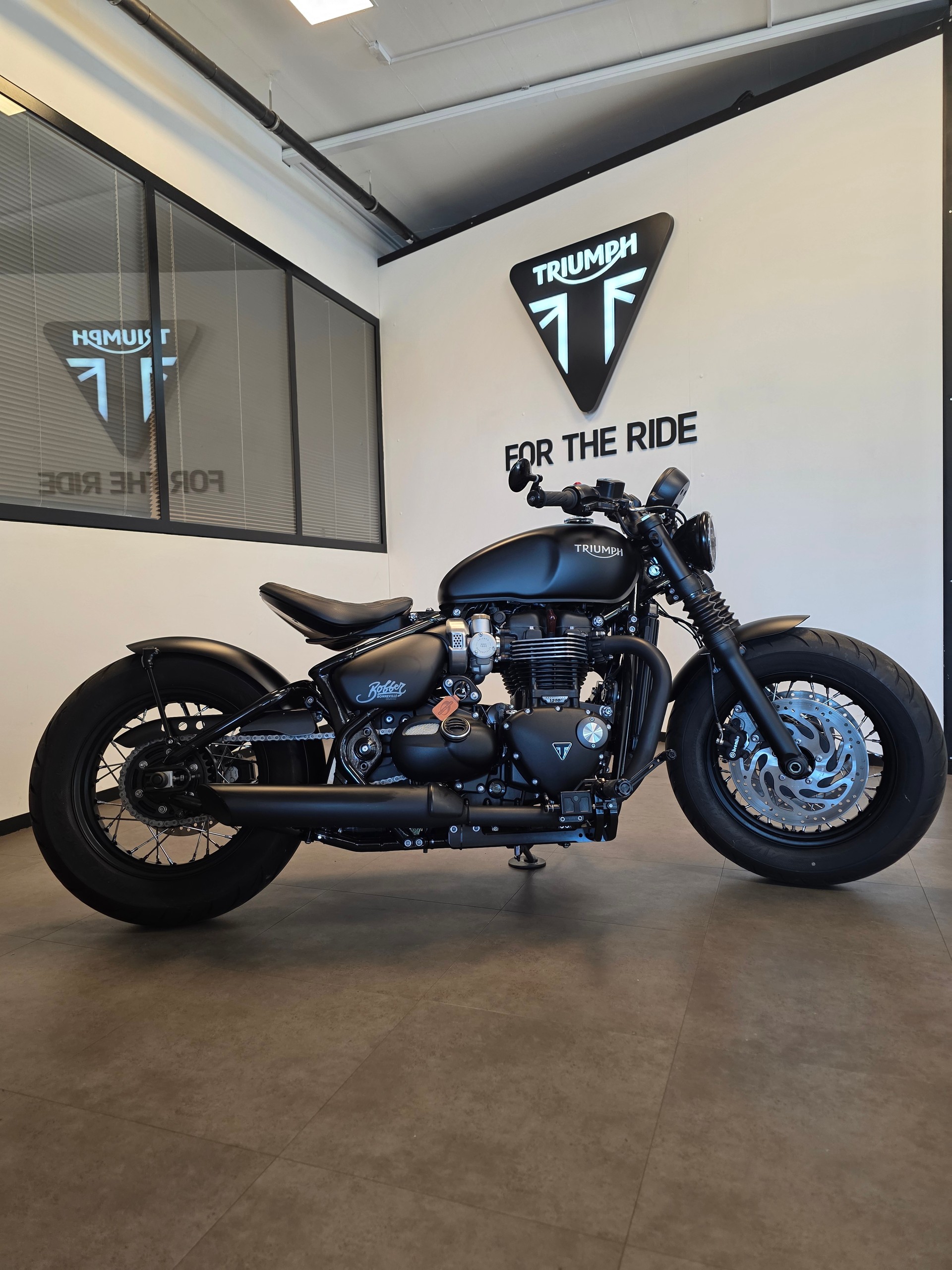 TRIUMPH Bonneville 1200 Bobber Black ABS-image-5