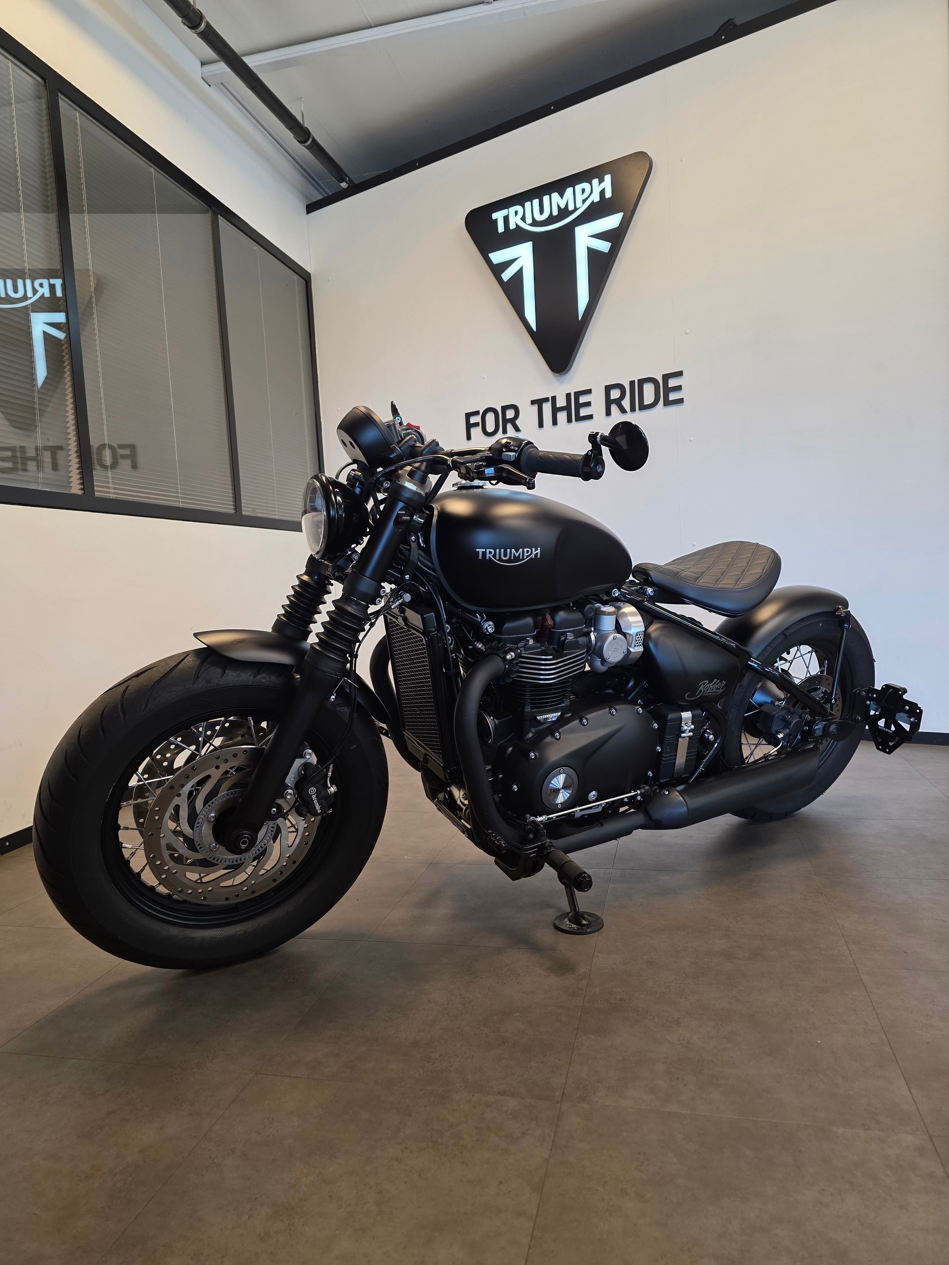 TRIUMPH Bonneville 1200 Bobber Black ABS-image-6